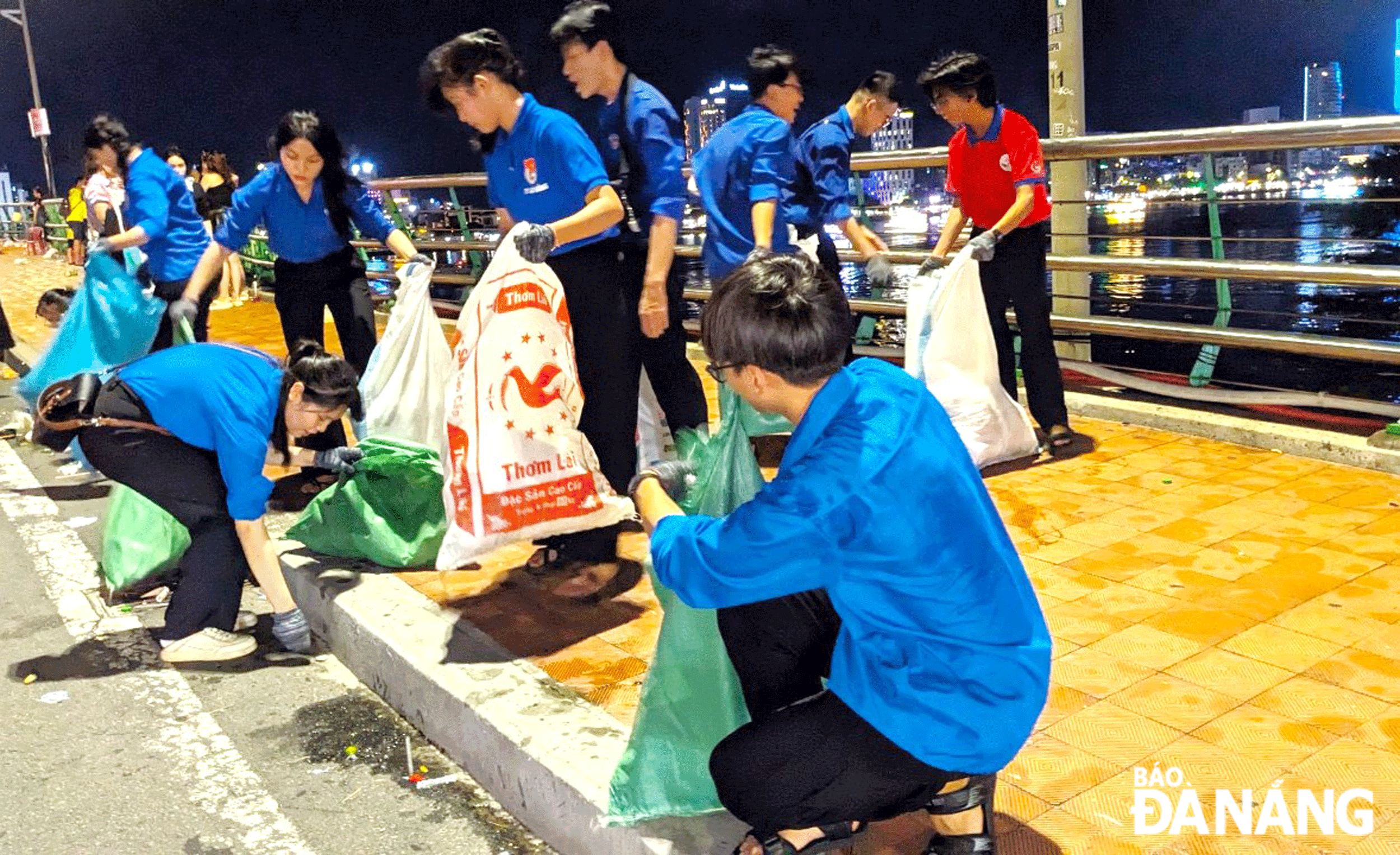 Đoàn viên, thanh niên dọn rác trên cầu Rồng. Ảnh: N.Q