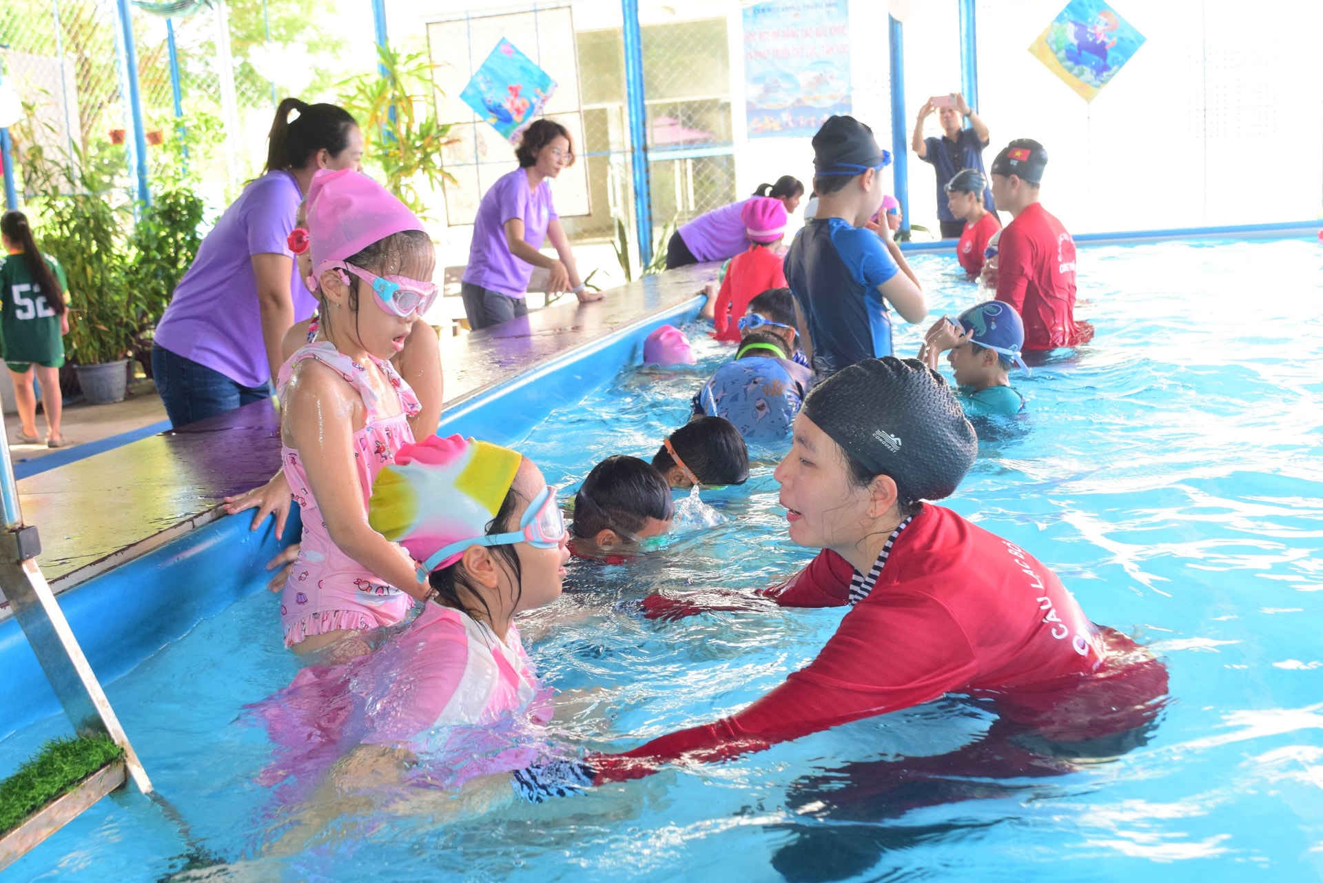 Lớp dạy bơi miễn phí cho học sinh có hoàn cảnh khó khăn tại Cung Thiếu nhi Đà Nẵng diễn ra sôi nổi. Ảnh: P.N