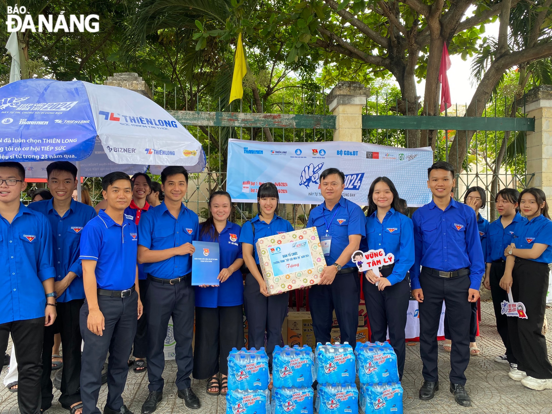 Ông Lê Công Hùng, Phó Bí thư thành đoàn, Chủ tịch Hội Sinh viên thành phố tặng quà động viên đoàn viên tiếp sức mùa thi. Ảnh: NGỌC HÀ
