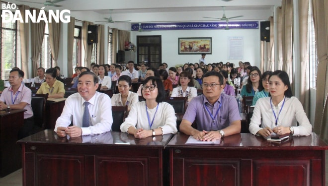 Chủ tịch UBND thành phố Lê Trung Chinh (bên trái) kiểm tra tại điểm thi Trường THCS-THPT Nguyễn Khuyến và động viên lực lượng làm công tác coi thi.