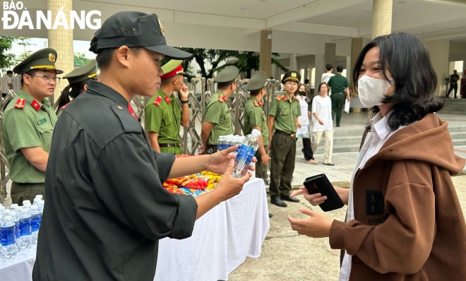Đoàn thanh niên Công an thành phố tiếp sức thí sinh. Ảnh: NGỌC HÀ