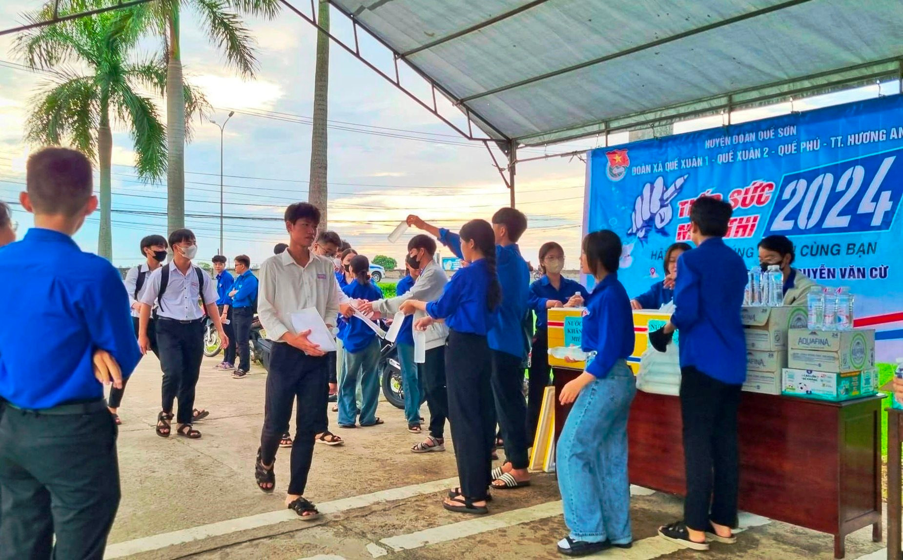 Hỗ trợ nước, sữa, bút... cho thí sinh tại điểm thi Trường THPT Nguyễn Văn Cừ. Ảnh: D.T