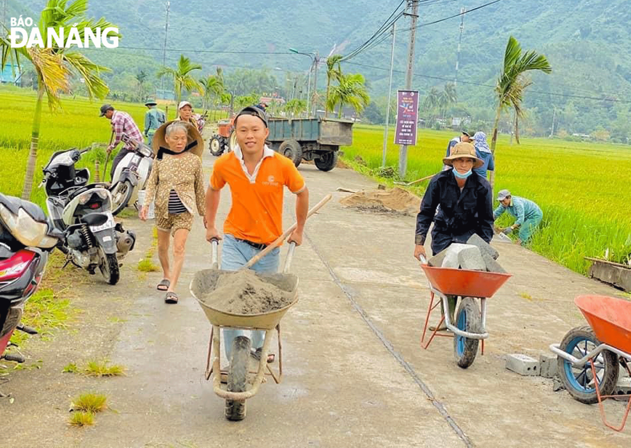 Đoàn viên Công đoàn cơ quan xã Hòa Bắc với mô hình “Ngày về với nhân dân”. Ảnh: SONG PHƯƠNG