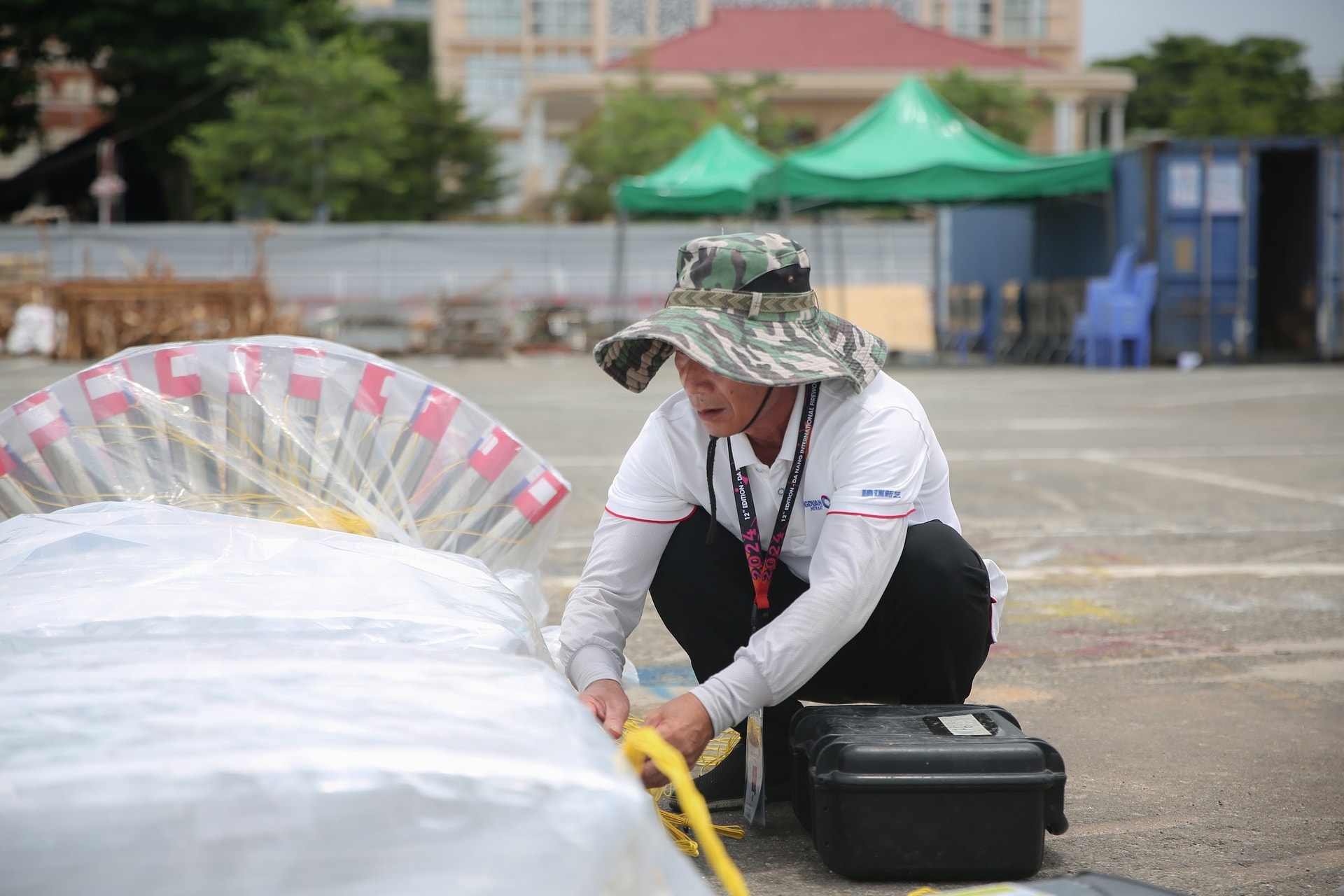 Các thành viên đội Trung Quốc đang hoàn tất những bước cuối cùng trong khâu chuẩn bị, sẵn sàng cho đêm thi sắp tới.