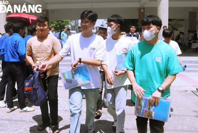 Thí sinh vui vẻ ra về sau khi kết thúc mô tổ hợp. Ảnh: NGỌC HÀ