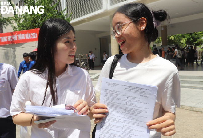 Thí sinh trao đổi bài sau khi kết thúc môn thi. Ảnh: NGỌC HÀ