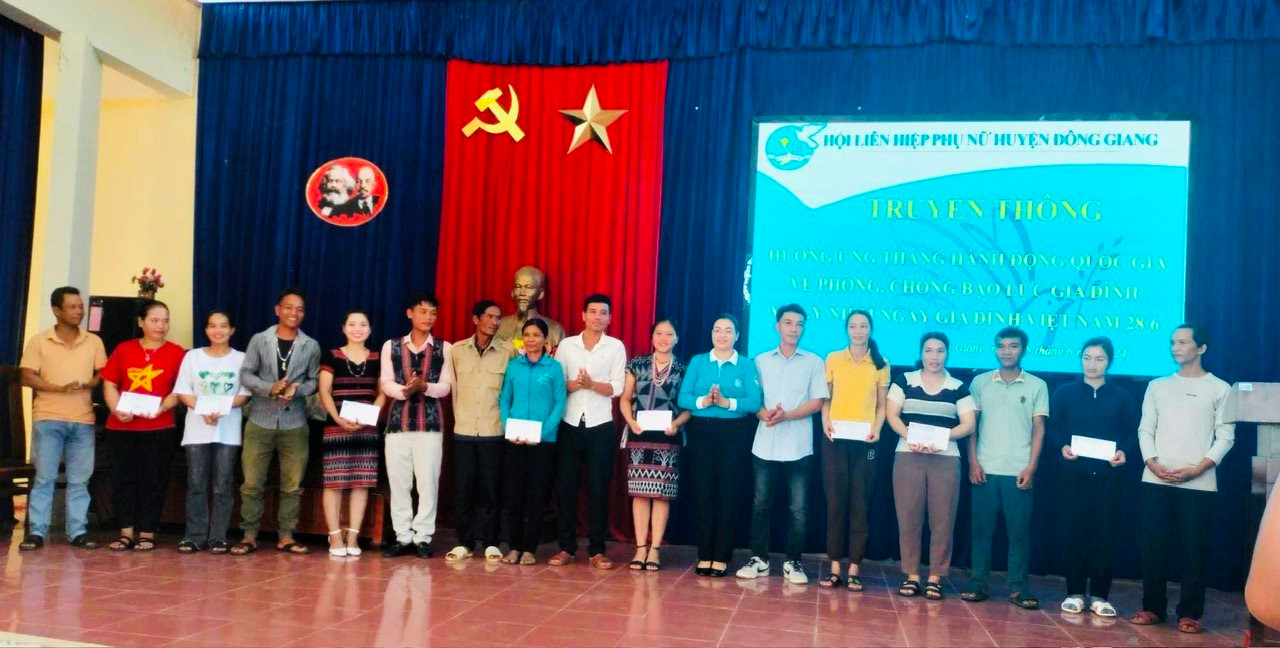 Hội LHPN Đông Giang trao tặng 8 suất quà cho hội viên có hoàn cảnh đặc biệt khó khăn.