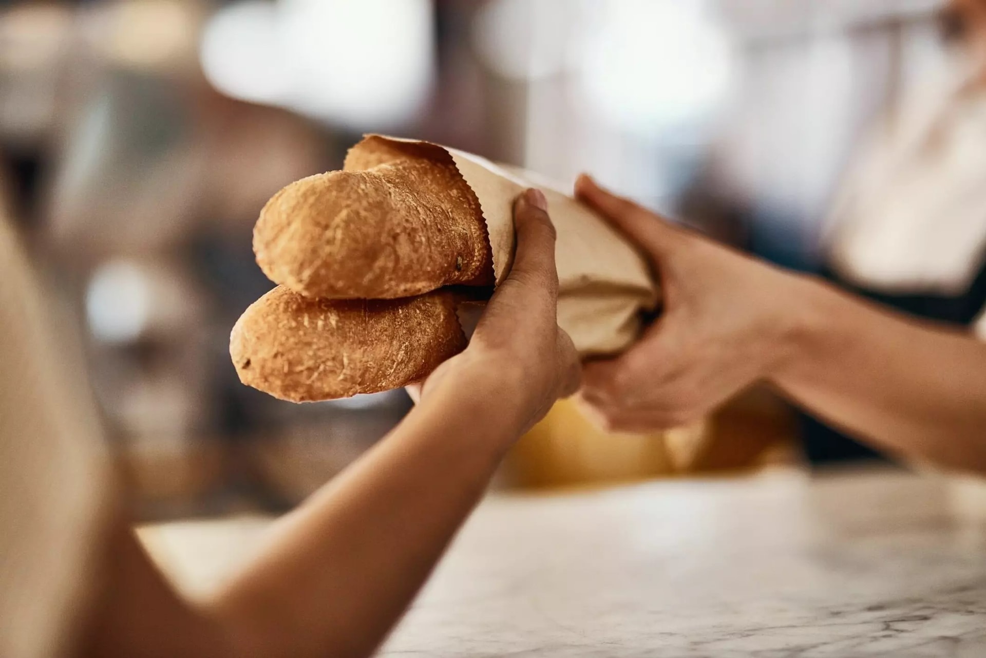 Những người sành ăn sẽ nhận ra một chiếc bánh mì baguette ngon lành được làm thủ công nhờ lớp vỏ giòn rụm và phần ruột bánh như tổ ong mềm dai. Ảnh: Yuri A/Shutterstock/ Connexionfrance