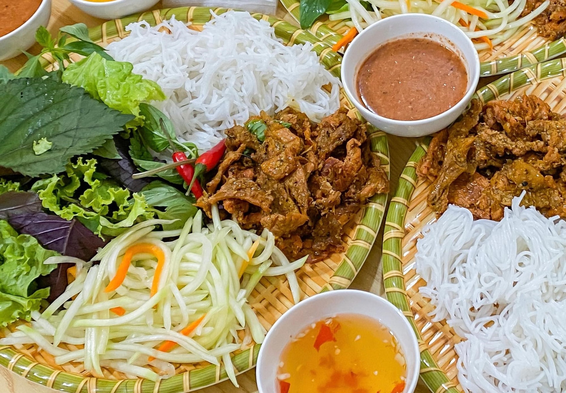 Hấp dẫn món bún chả chấm chẻo Nghệ An. Ảnh: H.L
