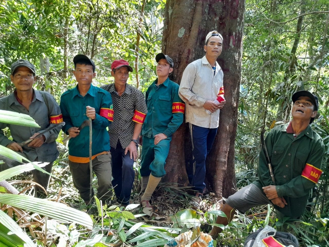 Anh Bhước Ngang cùng các thành viên Tổ bảo vệ rừng tuần tra bảo vệ rừng.