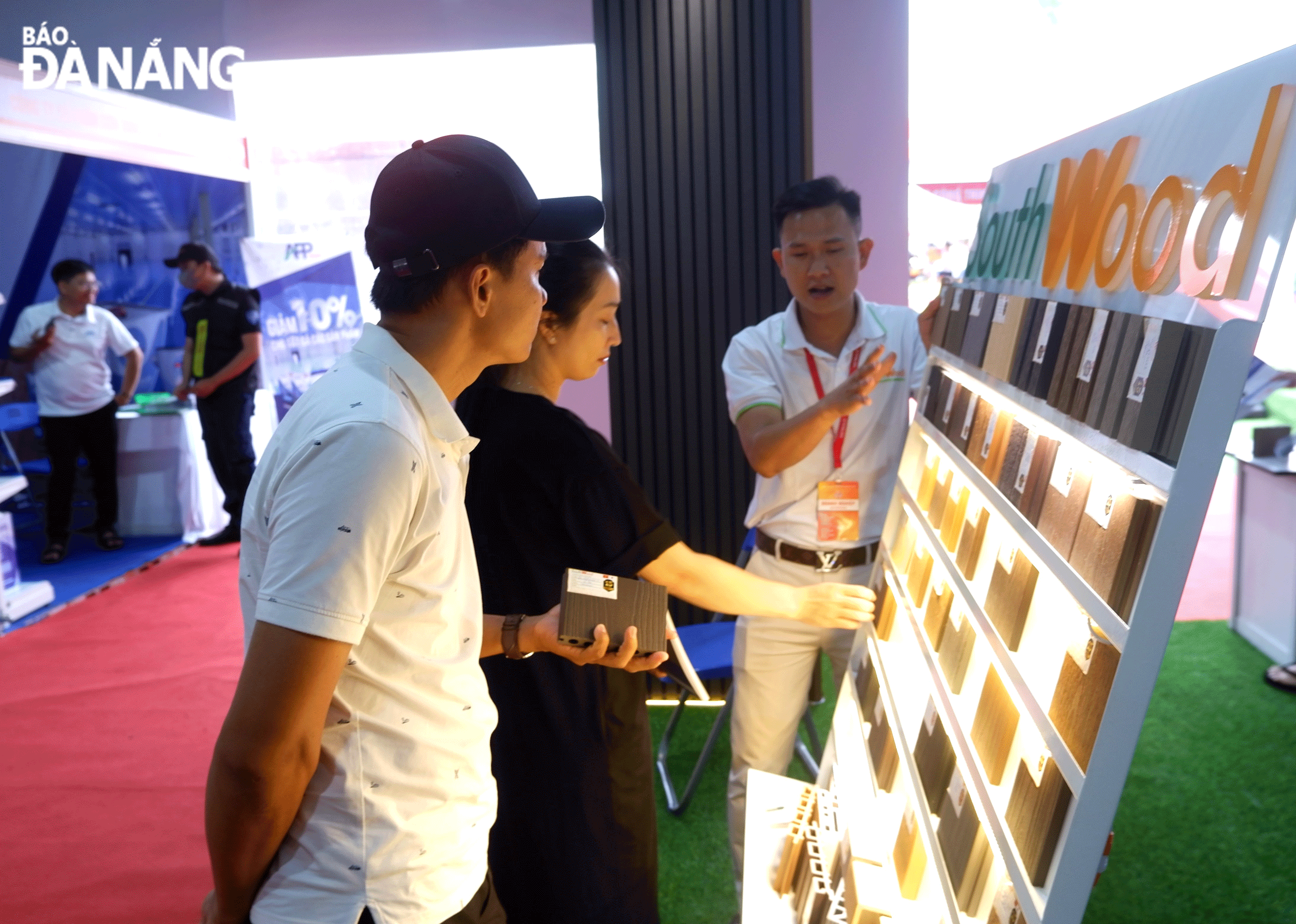 4/4 khu vực kinh tế thành phố tăng trưởng trong 6 tháng năm 2024. Trong ảnh: Khách hàng tham quan, mua sắm tại Hội chợ triển lãm Vietbuild 2024. Ảnh: M.Q