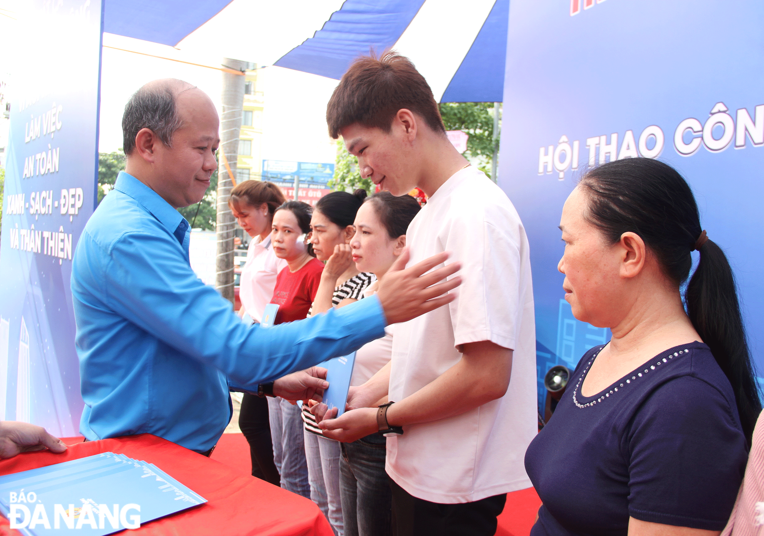Phó Chủ tịch Liên đoàn Lao động thành phố Lê Văn Đại (bên trái) trao hỗ trợ cho đoàn viên bị tai nạn lao động, bệnh nghề nghiệp. Ảnh: L.P