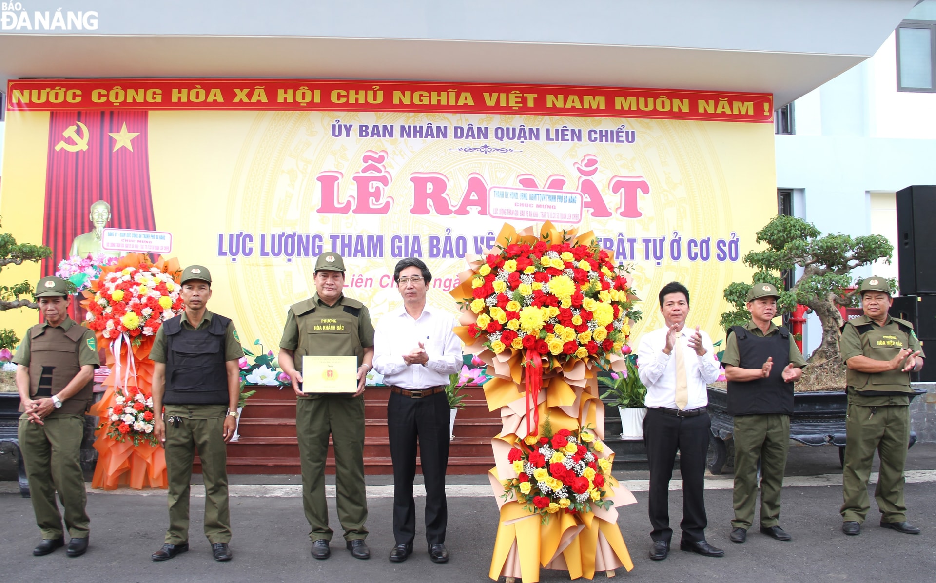 Trưởng Ban Nội chính Thành ủy Võ Công Chánh và Phó Chủ tịch UBND thành phố Trần Chí Cường tặng hoa, quà chúc mừng lực lượng tham gia bảo vệ an ninh trật tự ở cơ sở quận Liên Chiểu. Ảnh: L.P