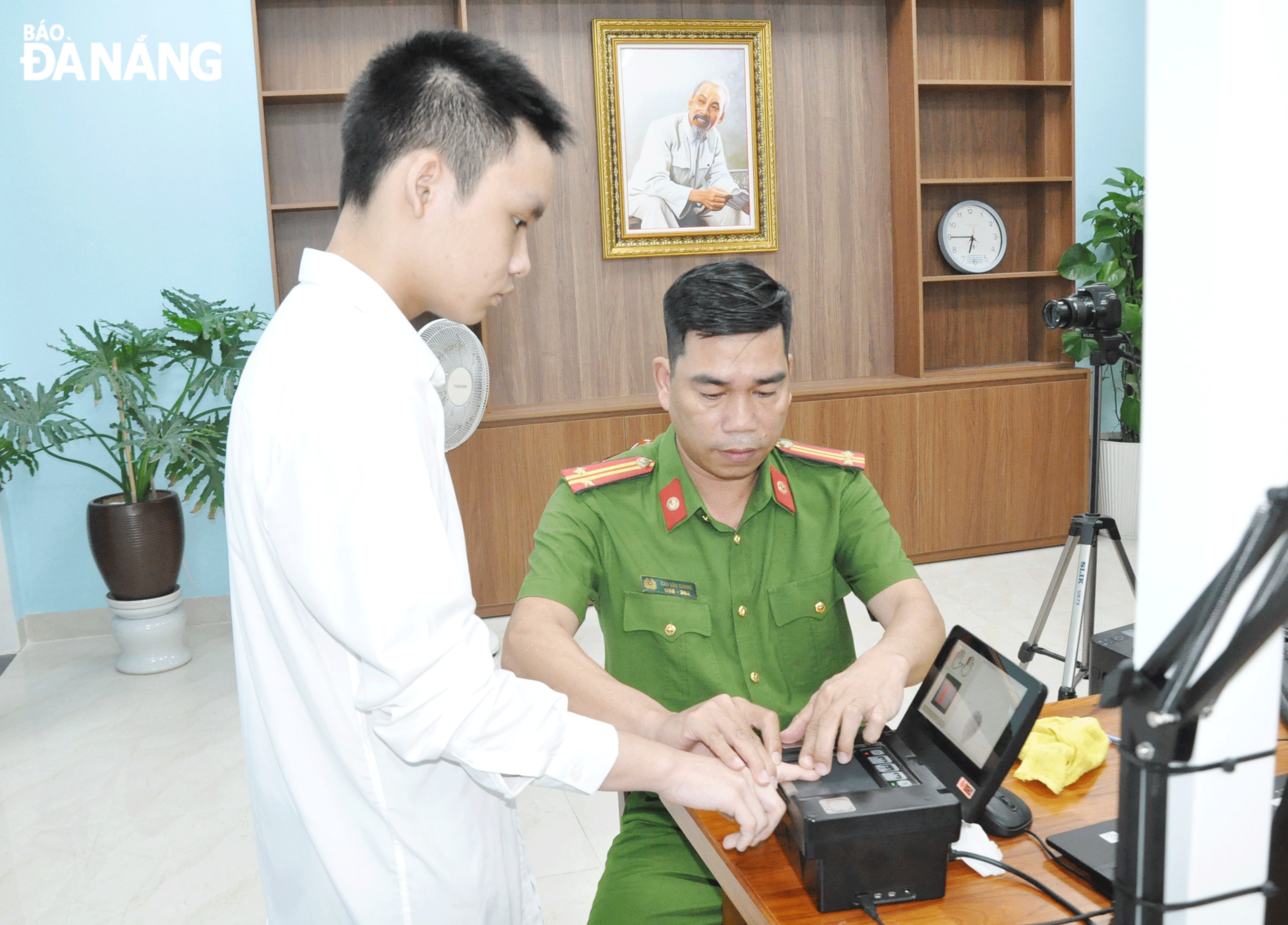 Cán bộ, chiến sĩ Công an quận Liên Chiểu thực hiện các thủ tục cấp căn cước cho công dân dưới 14 tuổi. Ảnh: LÊ HÙNG