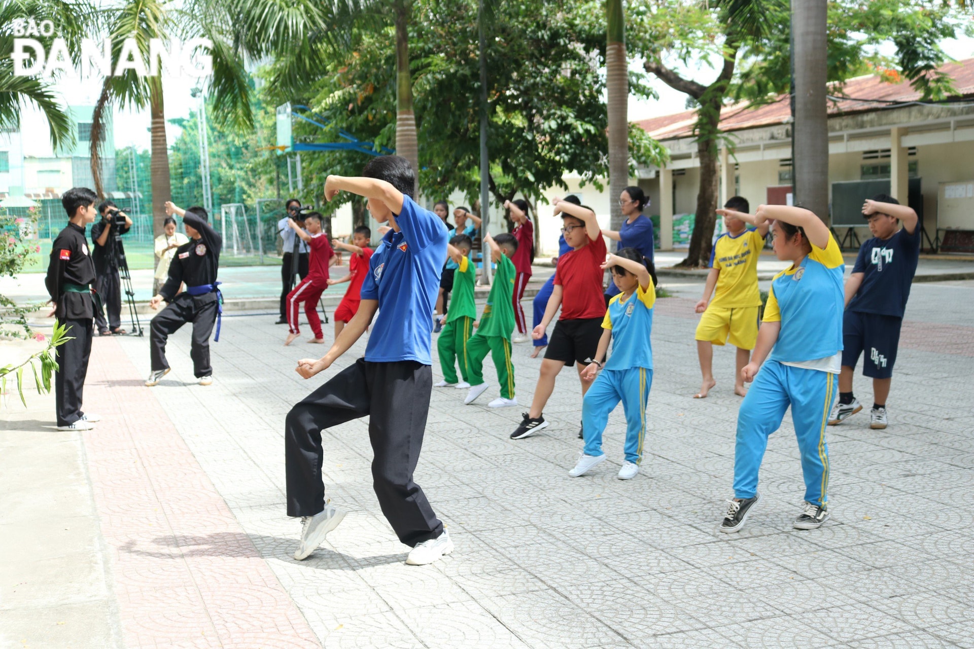 Lớp kỹ năng phòng vệ thu hút nhiều học sinh tham gia.