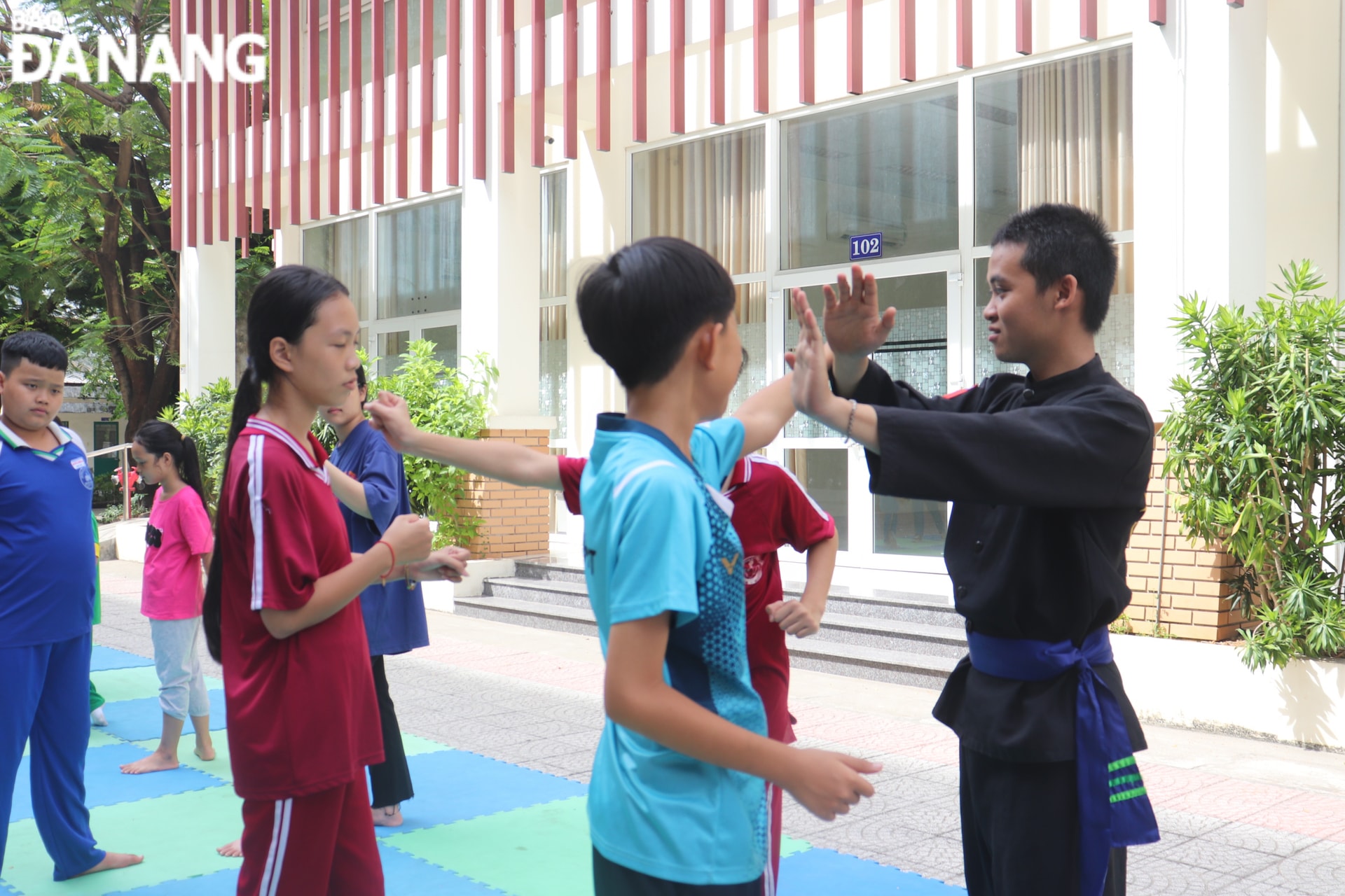 Việc tổ chức lớp học giúp giảm bớt việc sử dụng điện thoại, tivi và các thiết bị điện tử khác.