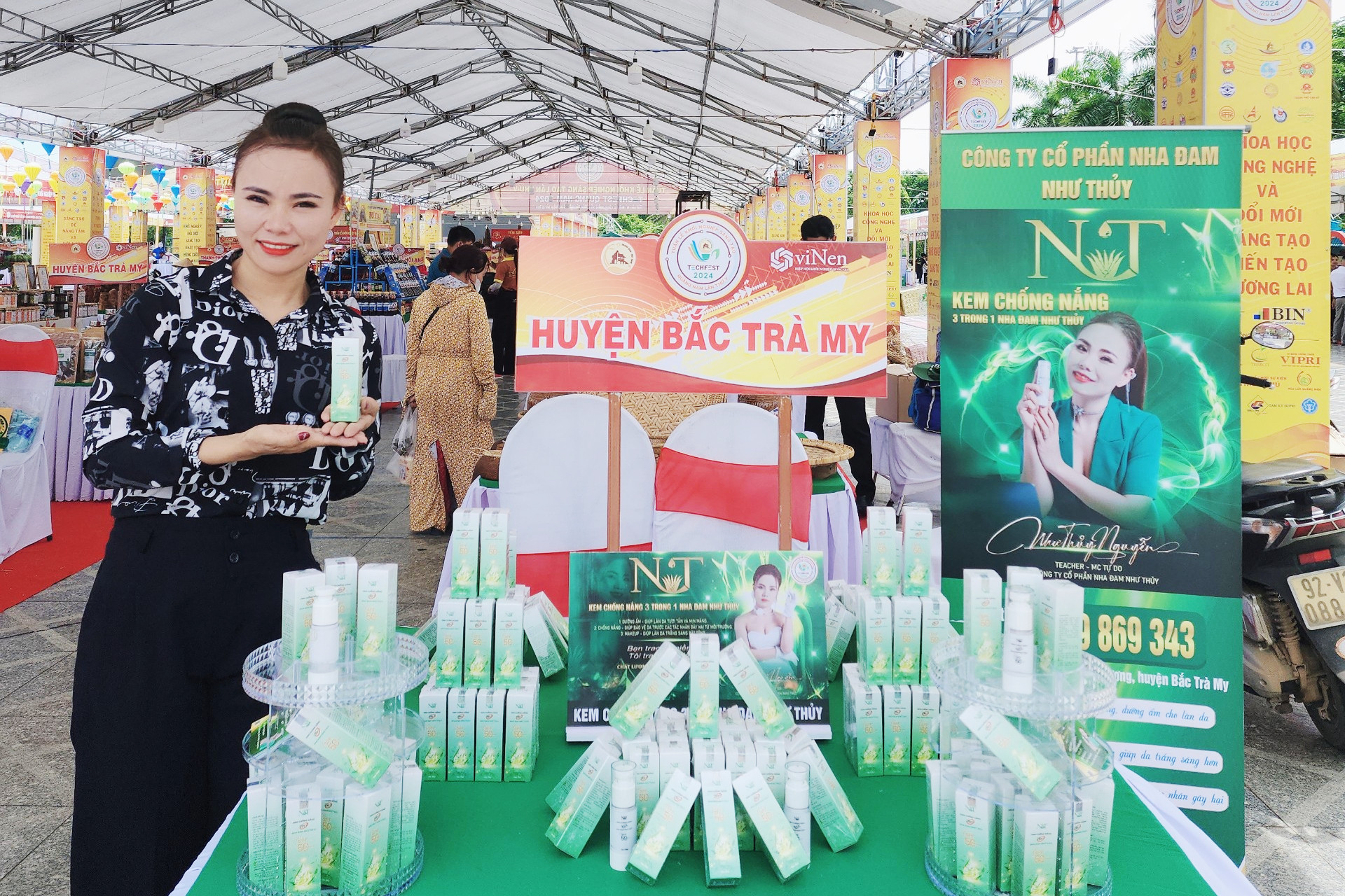 Chị Nguyễn Thị Như Thuỷ trưng bày giới thiệu sản phẩm tại TechFest Quảng Nam 2024