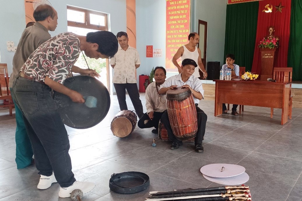 cac-nghe-nhan-nguoi-co-tu-huong-dan-hoc-vien-ky-thuat-danh-trong-chieng(1).jpg