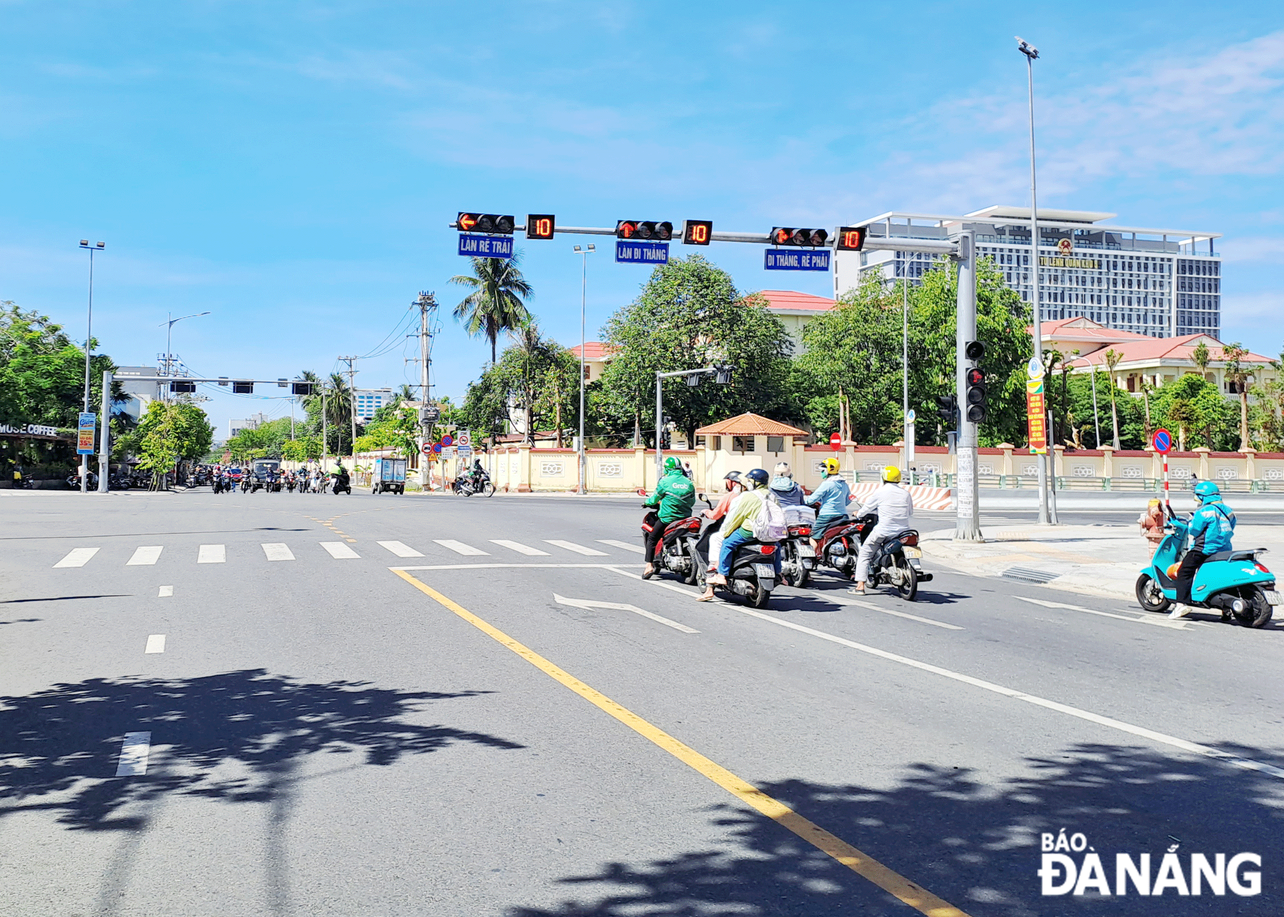 Hiện nay, hệ thống đèn tín hiệu giao thông trên địa bàn đã được nâng cấp bằng đèn tín hiệu LED và hệ thống camera giám sát hiện đại, giúp quản lý mạng lưới giao thông hiệu quả hơn. Ảnh: K.H