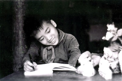 Nhà thơ Trần Đăng Khoa ngày bé và bây giờ. Ảnh: T.L