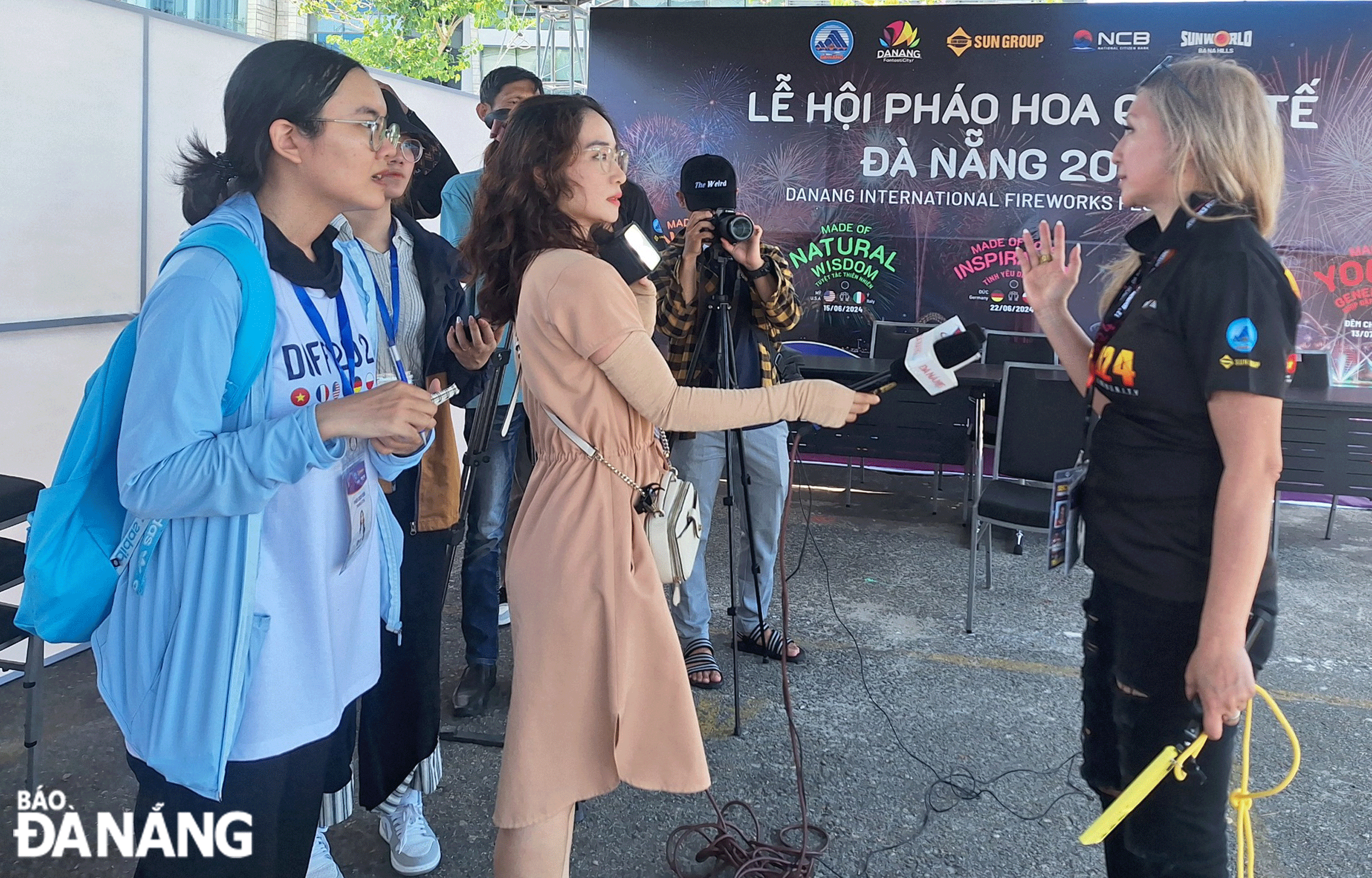 Thông qua DIFF 2024, các tình nguyện viên phiên dịch học hỏi được rất nhiều kỹ năng. Trong ảnh: Bảo Thi (bên trái) trong một lần phiên dịch cho bà Nadia (bên phải). Ảnh: NHẬT HẠ
