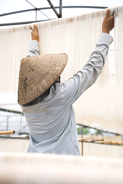 Sau khi ngâm, gạo phải rửa qua một nước nữa rồi mới cho vào máy xay thành bột, rồi hàm bột thành hồ, đưa vào máy đùn sợi mì, vắt lên giá và cuối cùng phơi khô.