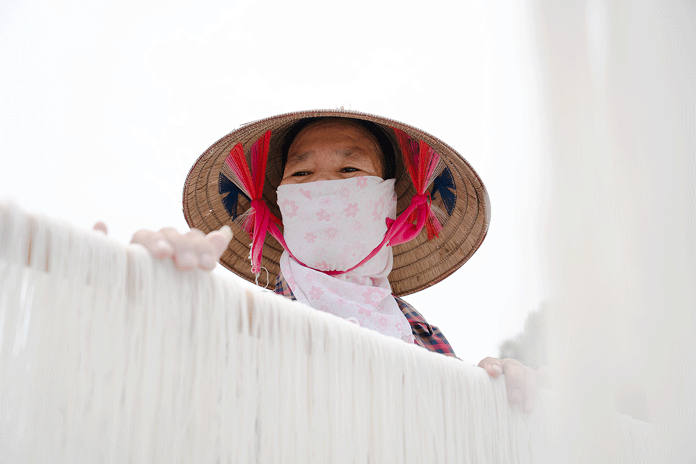 Không chỉ sạch sẽ từ gạo, nước đến quy trình, việc sản xuất mì khô còn nói không với chất tẩy rửa, chất phụ gia và chất bảo quản.