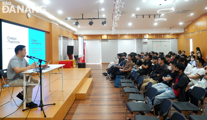 Sự kiện gồm nhiều phiên chia sẻ của các chuyên gia Google. Ảnh: M.Q