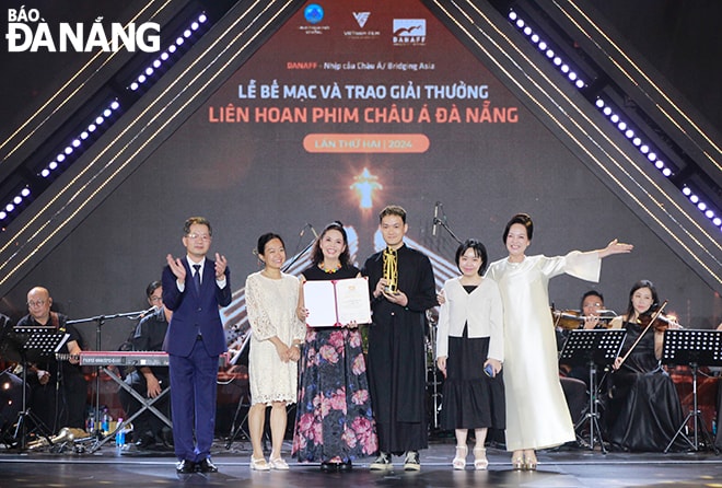 Bí thư Thành ủy Nguyễn Văn Quảng (bên trái, ngoài cùng) trao giải phim châu Á dự thi hay nhất cho đoàn làm phim