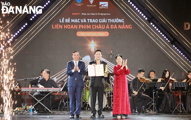 Chủ tịch UBND thành phố Lê Trung Chinh trao giải phim Việt Nam dự thi hay nhất cho bộ phim