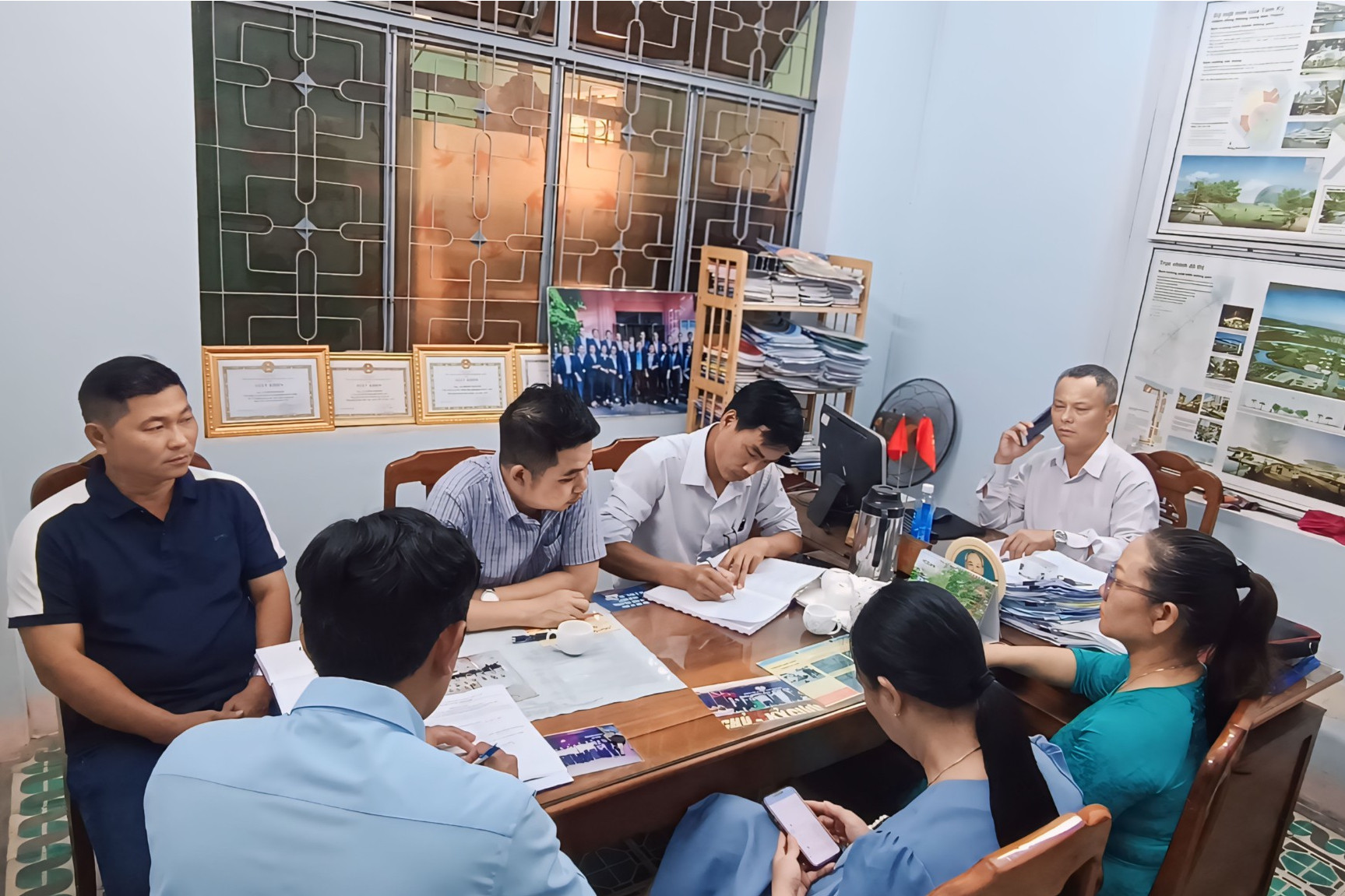 Chủ đầu tư và các bên liên quan họp triển khai các vấn đề liên quan đến tài chính của dự án