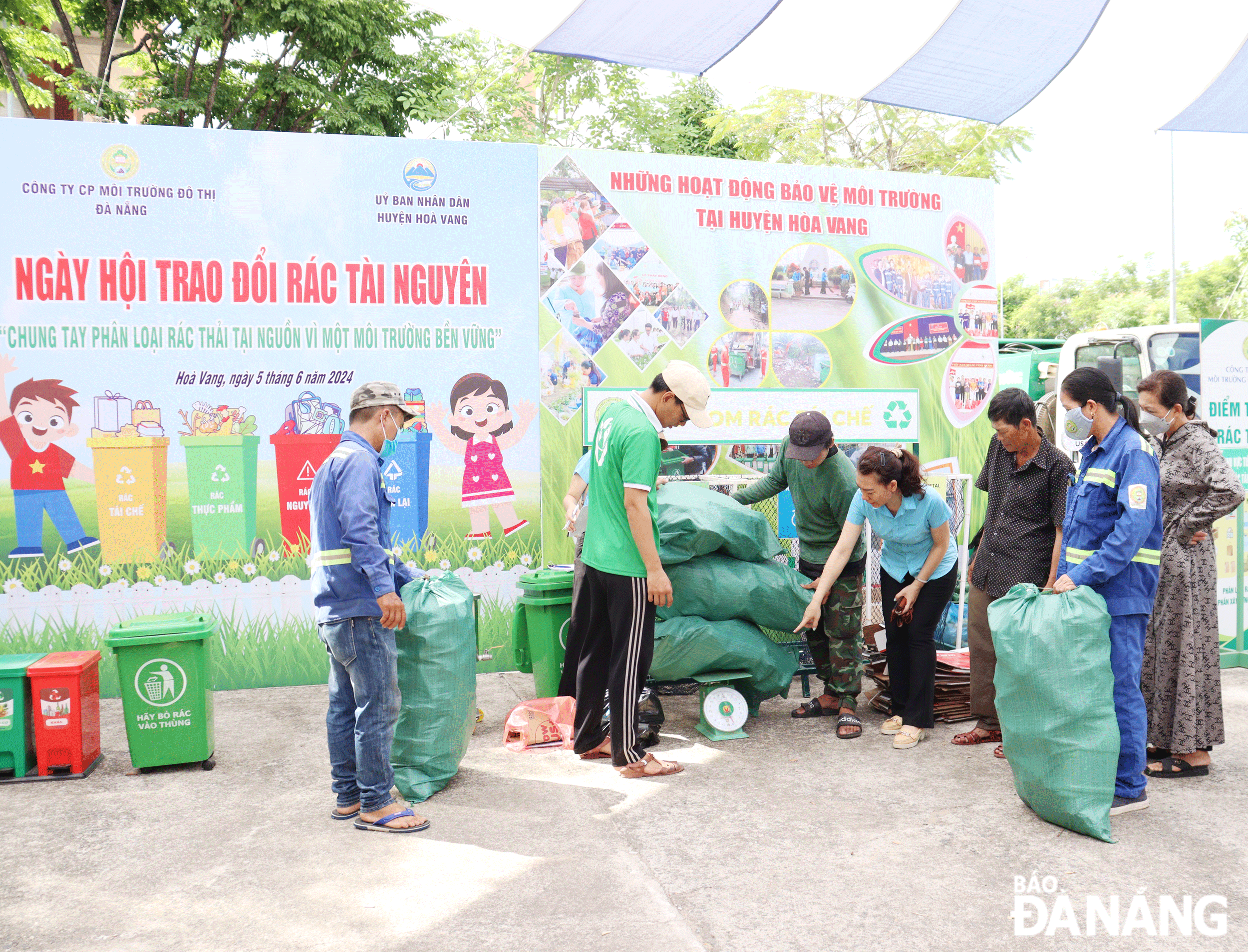 Ngày hội môi trường, thu đổi rác tái chế, tái sử dụng được tổ chức trên địa bàn huyện Hòa Vang nhằm thúc đẩy phân loại rác tại nguồn. Ảnh: HOÀNG HIỆP