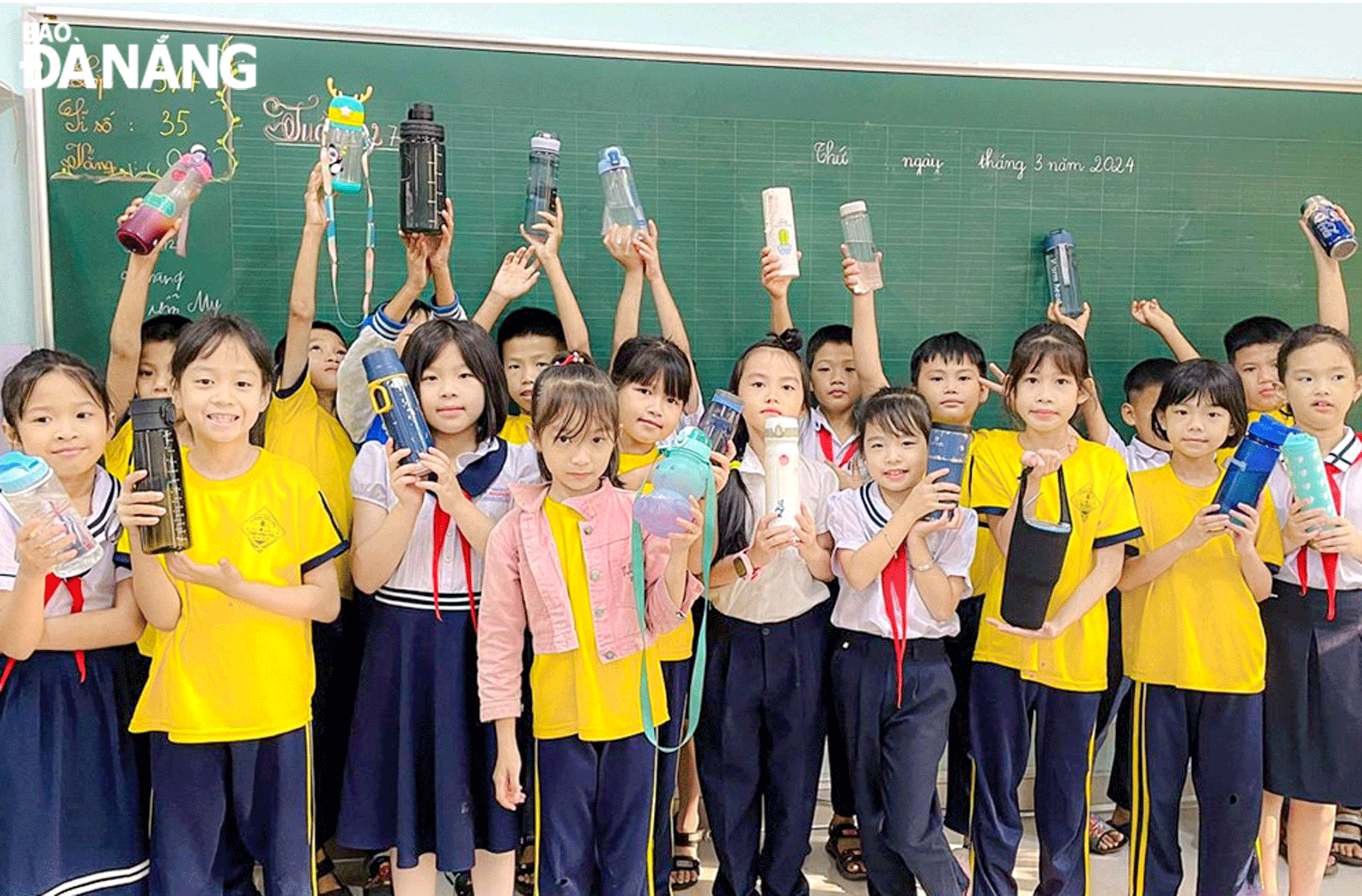 Hơn 50% học sinh của những trường tiểu học, THCS tham gia thí điểm “Trường học xanh giảm thiểu rác thải” dùng bình nước cá nhân tái sử dụng. Ảnh: CHIẾN THẮNG