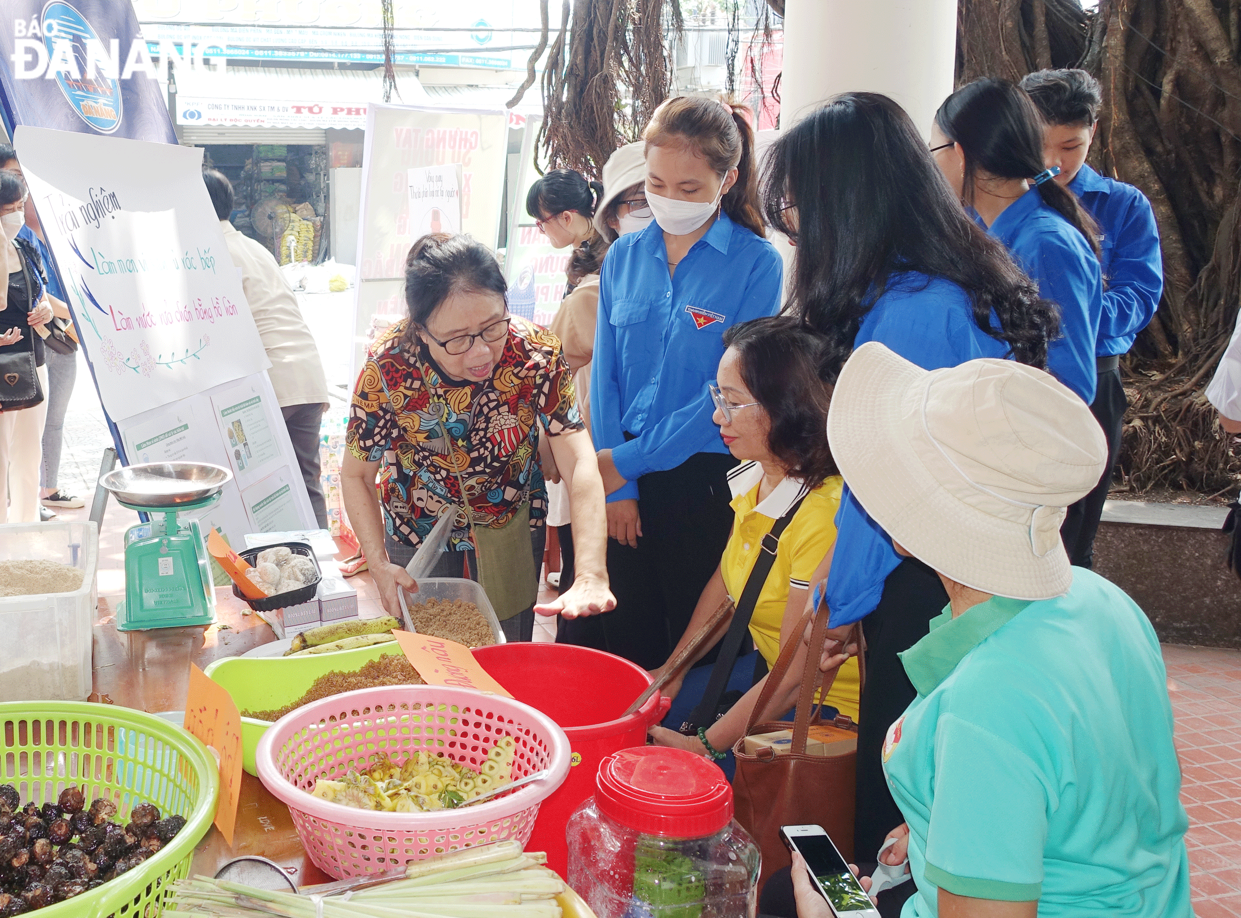 Bà Nguyễn Thị Thúy Nga (bên trái) hướng dẫn ủ rác hữu cơ, chất thải thực phẩm thành phân bón, nước rửa chén, lau sàn nhà thân thiện môi trường. Ảnh: HOÀNG HIỆP