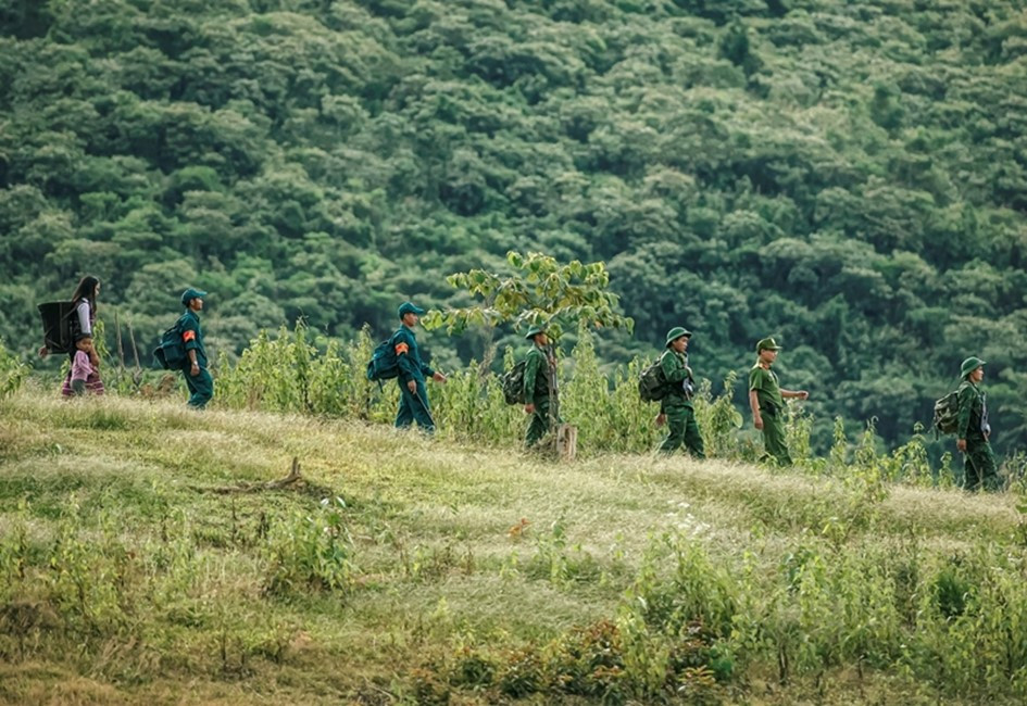 lượng trên địa bàn triển khai tuần tra, canh gác khu vực biên giới. Ảnh: Công an xã La Êê cung cấp.