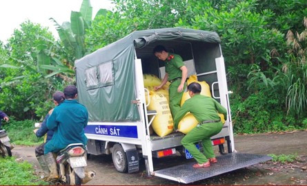 Công an xã Đắc Pree giúp nhân dân thu hoạch và vận chuyển lúa về nhà. Ảnh: Công an xã Đắc Pree.