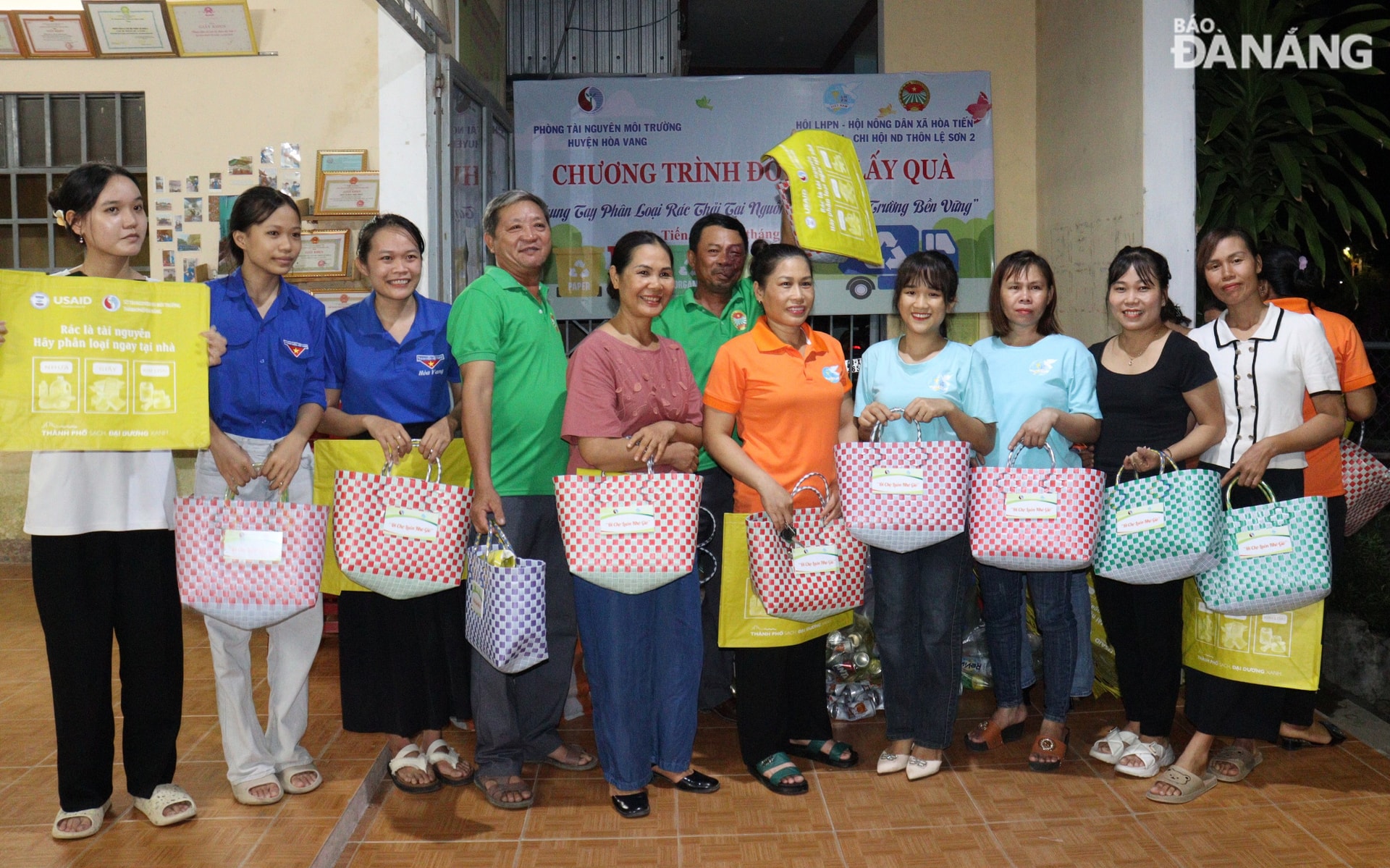 Người dân và các hội viên các hội, đoàn thể thôn Lệ Sơn 2, xã Hòa Tiến (huyện Hòa Vang) sôi nổi tham gia đổi rác tái chế sau phân loại rác tại nguồn lấy các giỏ đi chợ, túi đựng. Ảnh: HOÀNG HIỆP 