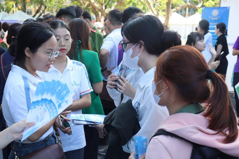 Ngay hoi viẹc lam