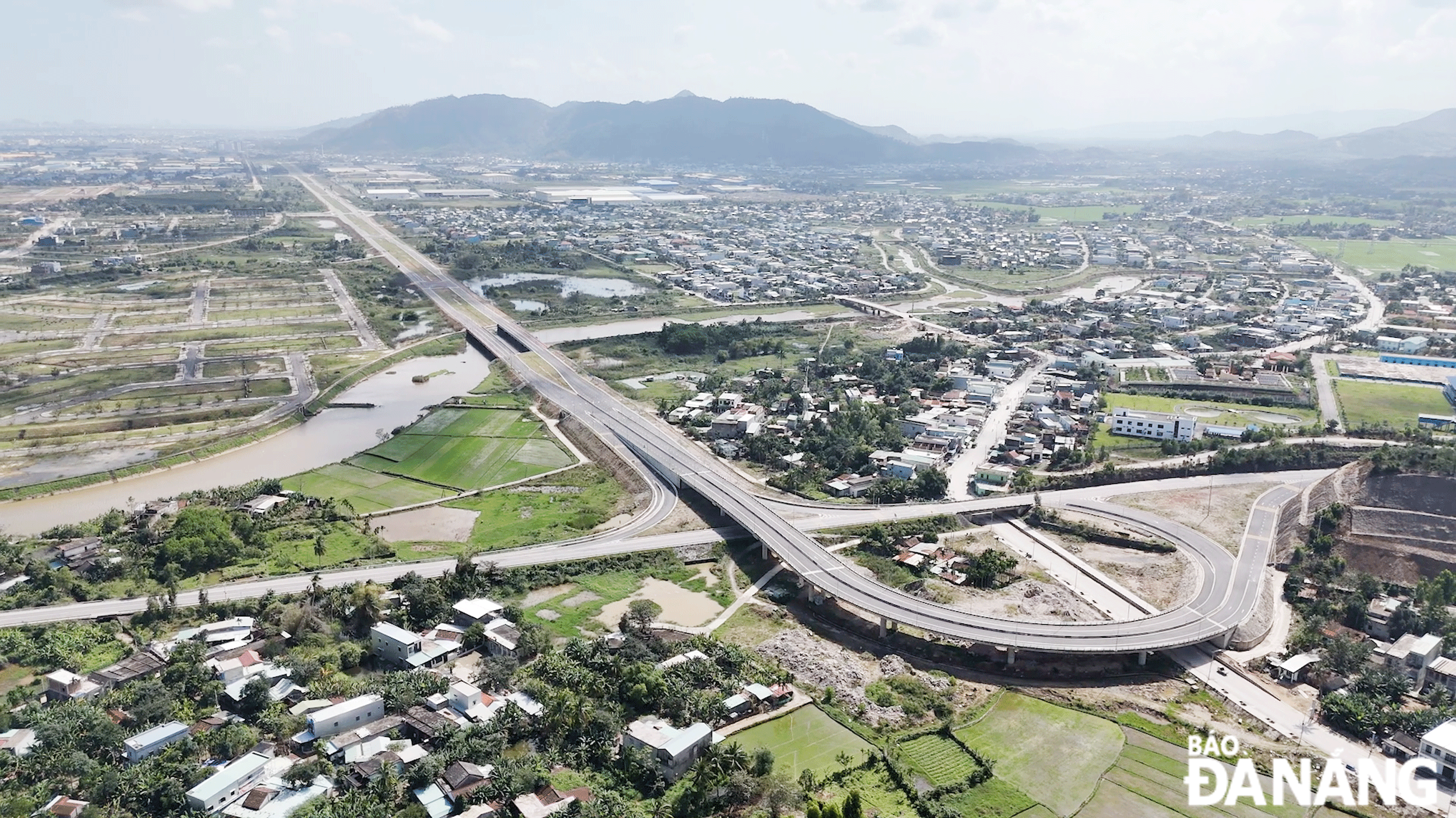 Huyện Hòa Vang được định hướng xây dựng trở thành đô thị vệ tinh. Trong ảnh: Khu vực nút giao thông đường vành đai phía tây 2 với đường ĐT.601 và đường nối nam hầm Hải Vân - Túy Loan.Ảnh: HOÀNG HIỆP