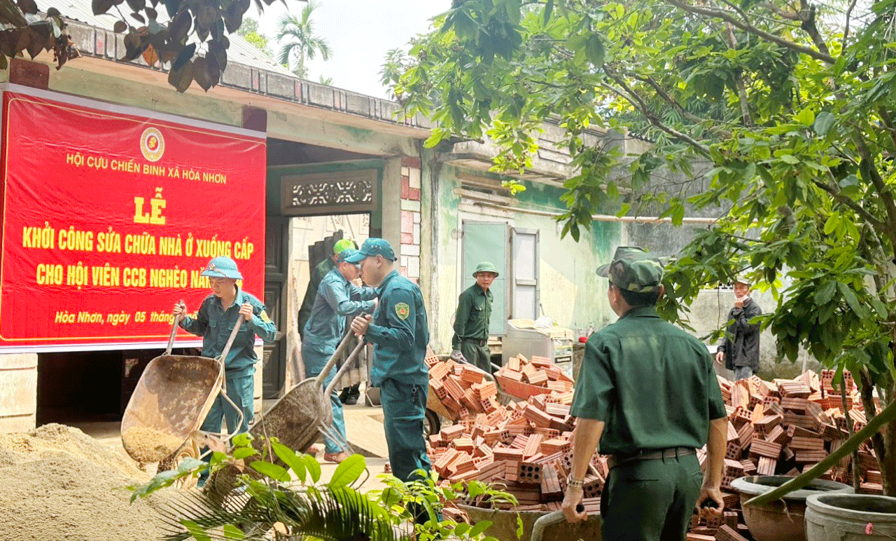 Hội Cựu chiến binh xã Hòa Nhơn (huyện Hòa Vang) khởi công sửa chữa nhà xuống cấp cho hội viên nghèo năm 2024. Ảnh: C.C.B