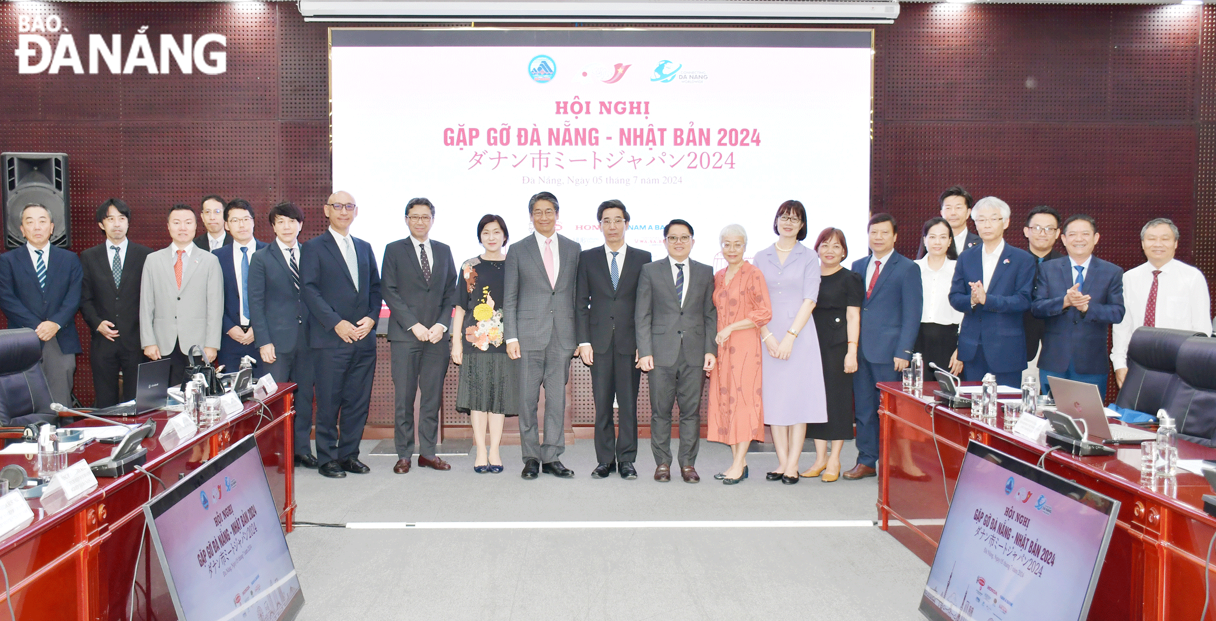 Lãnh đạo thành phố chụp ảnh lưu niệm với các doanh nghiệp Nhật Bản, nhân hội nghị gặp gỡ Đà Nẵng - Nhật Bản 2024. Ảnh: THÀNH LÂN