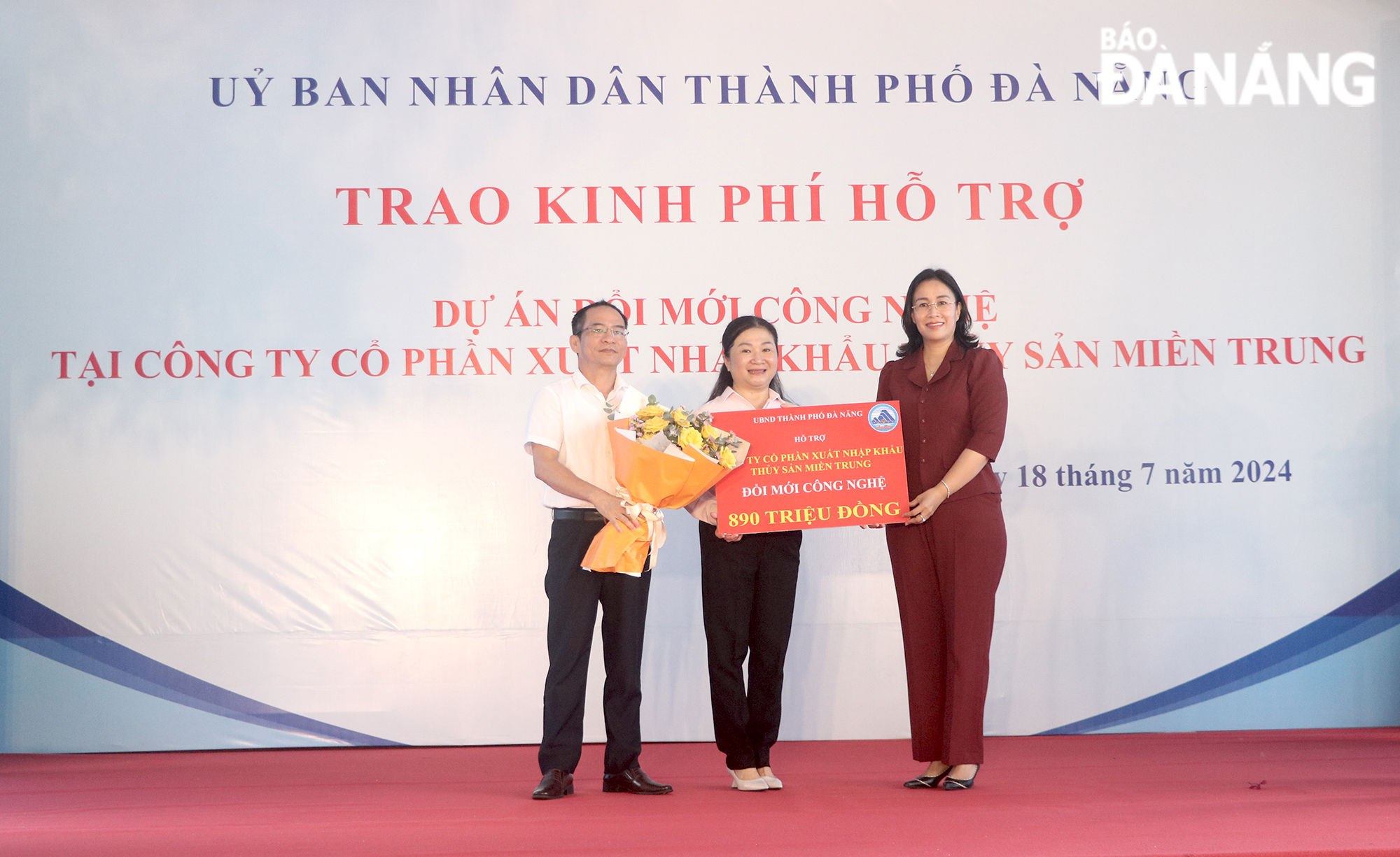 Phó Chủ tịch UBND thành phố Nguyễn Thị Anh Thi (đầu tiên, bên phải sang) cùng Giám đốc Sở Khoa học và Công Nghệ Lê Đức Viên (bên trái) trao kinh phí hỗ trợ đầu tư đổi mới công nghệ cho đại diện Công ty CP Xuất nhập khẩu Thủy sản Miền Trung trong sáng 18-7. Ảnh: VĂN HOÀNG