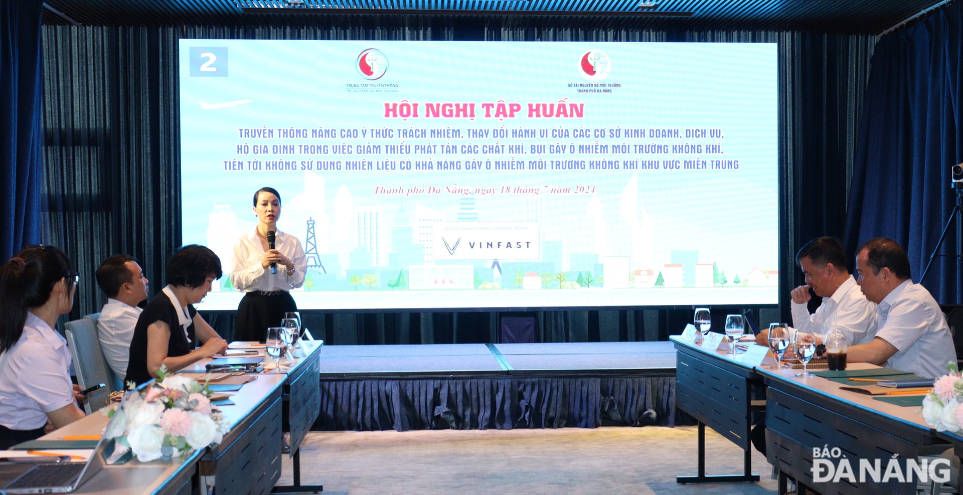 Bà Bùi Kim Thùy, Trưởng ban quan hệ chính phủ và chính sách công thuộc Tập đoàn Vingroup kiêm Phó Tổng giám đốc VinFast chia sẻ vấn đề xanh hóa giao thông, góp phần bảo vệ môi trường không khí. Ảnh: HOÀNG HIỆP