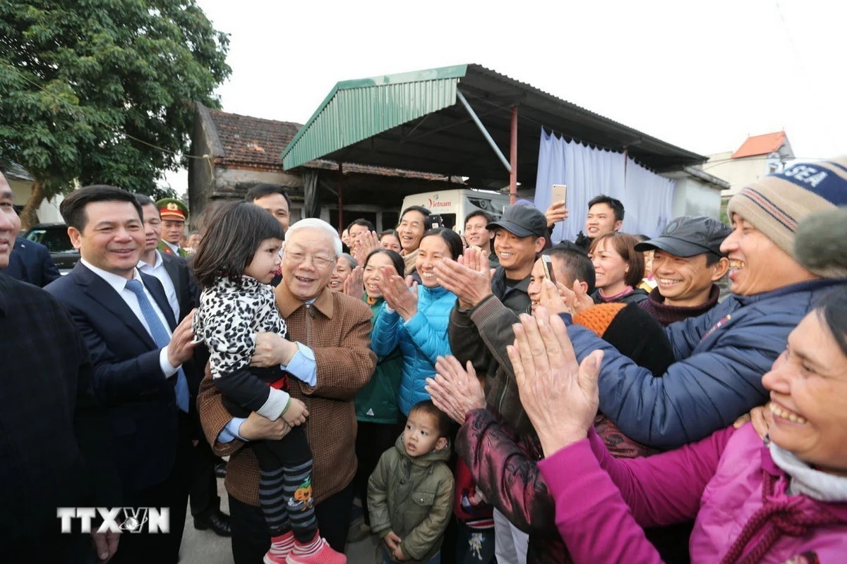 Việc Đảng và Nhà nước trao tặng Huân chương Sao Vàng cho Tổng Bí thư là sự ghi nhận của Đảng, Nhà nước và nhân dân đối với những công lao, đóng góp to lớn, đặc biệt xuất sắc của đồng chí Tổng Bí thư đối với sự nghiệp Cách mạng của Đảng, của dân tộc. Trong ảnh: Tổng Bí thư Nguyễn Phú Trọng với nhân dân xã Tây An, huyện Tiền Hải, Thái Bình. (Ảnh: Trí Dũng/TTXVN)