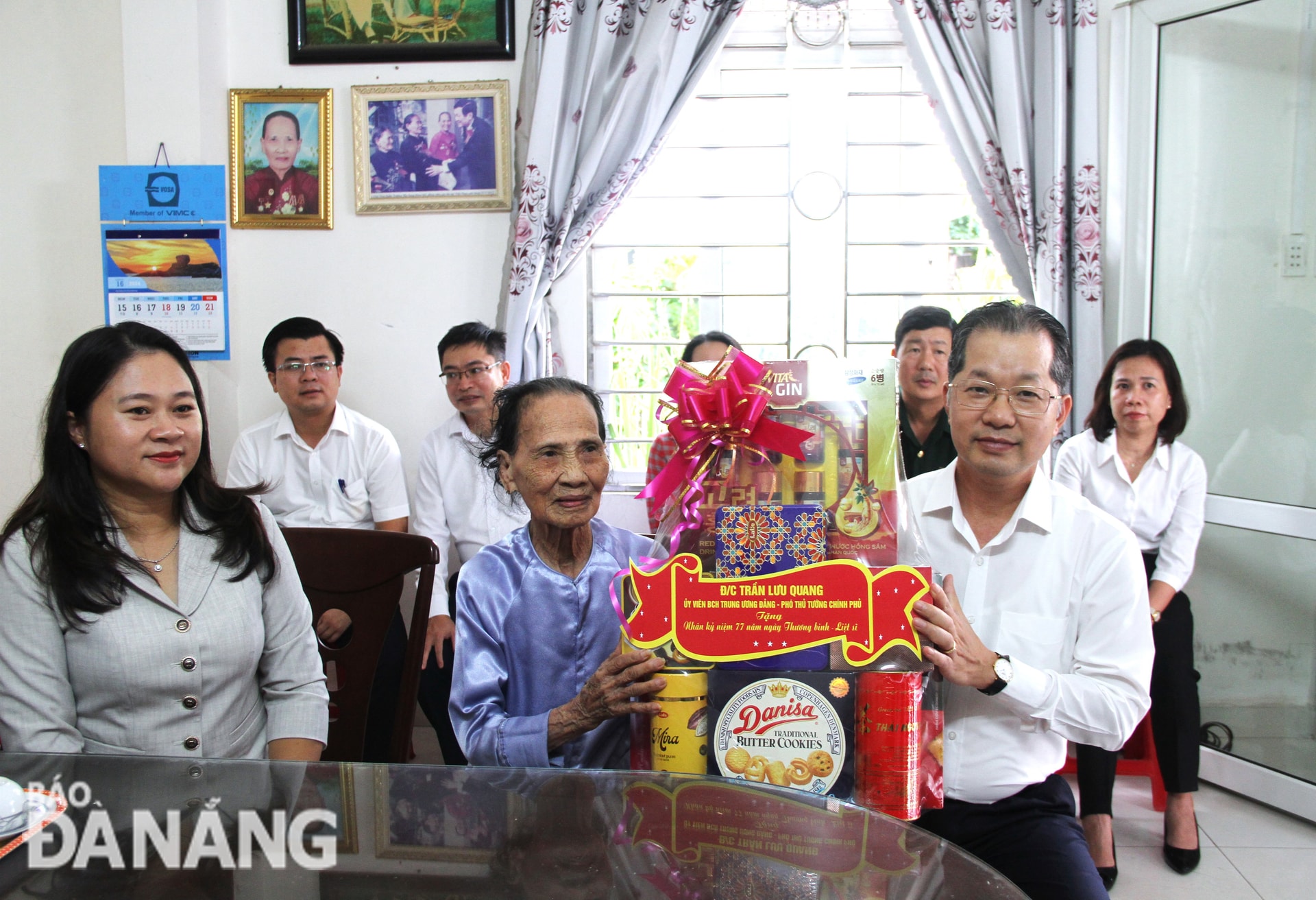Bí thư Thành ủy Nguyễn Văn Quảng gửi tặng phần quà của Phó Thủ tướng Trần Lưu Quang đến mẹ Nhung.