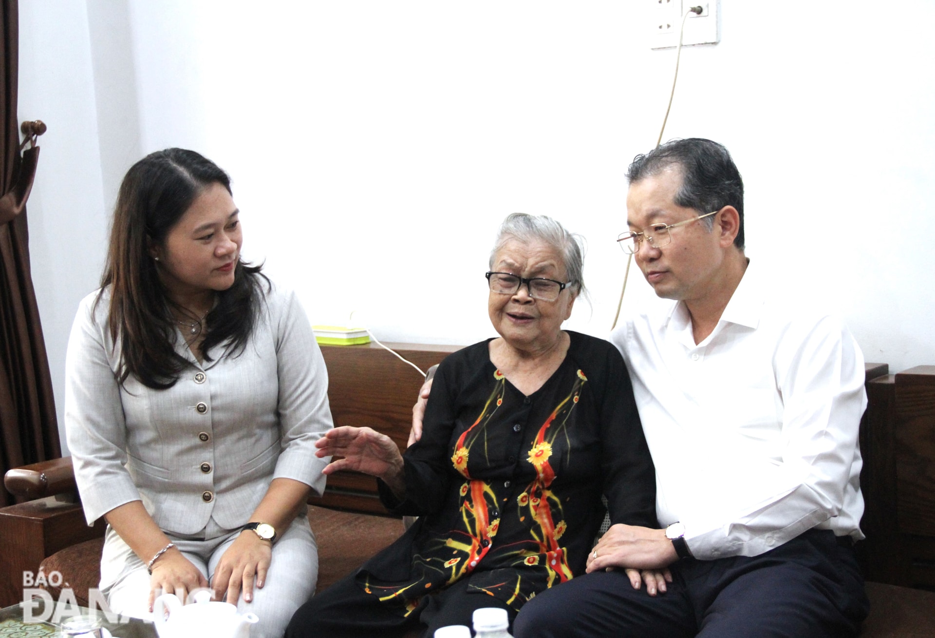 Bí thư Thành ủy Nguyễn Văn Quảng ân cần hỏi thăm sức khỏe, đời sống