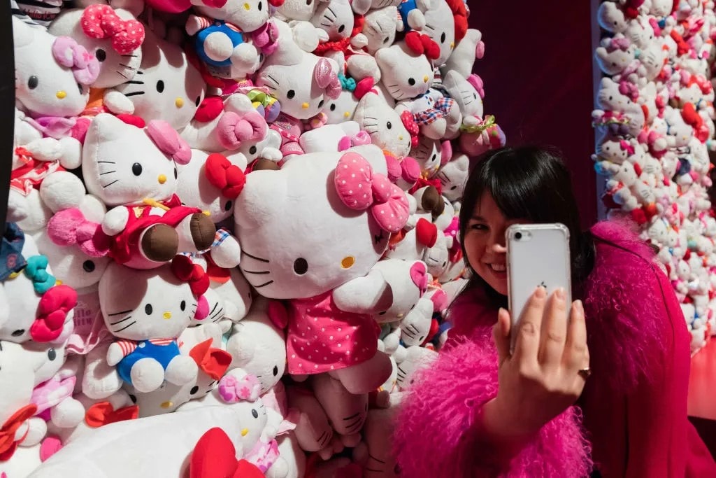 Một nhân viên chụp ảnh cùng Hello Kitty tại triển lãm CUTE ở London vào ngày 24-1-2024. Ảnh: Wiktor Szymanowicz-Future Publishing/Getty Images