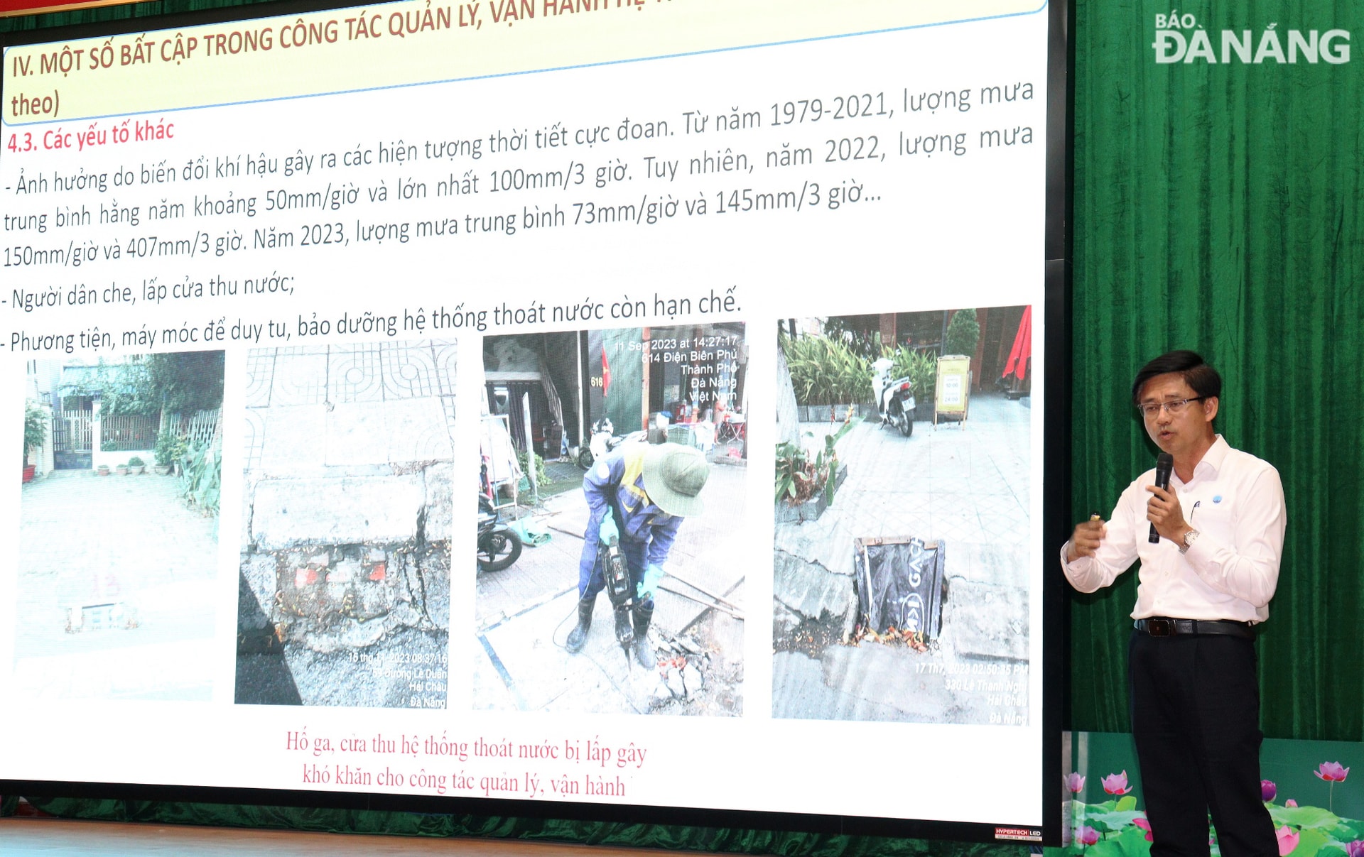 Giám đốc Công ty Thoát nước và xử lý nước thải Đà Nẵng Hà Văn Thành đề nghị người dân tham gia khơi thông thoát nước để giảm tình trạng ngập úng. Ảnh: HOÀNG HIỆP
