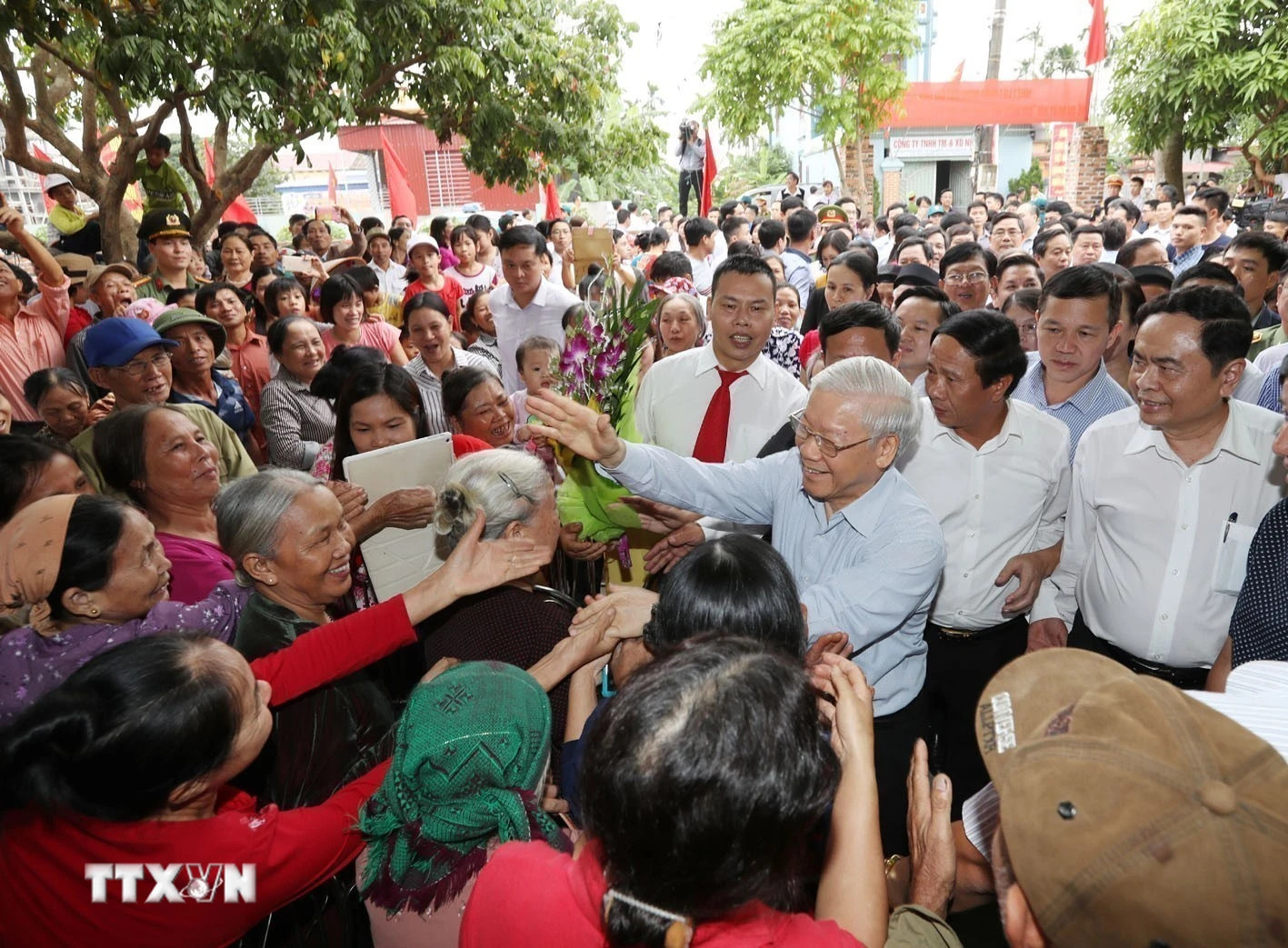 Tổng Bí thư Nguyễn Phú Trọng với nhân dân thôn Thượng Điện, xã Vinh Quang, huyện Vĩnh Bảo trong Ngày hội Đại đoàn kết toàn dân tộc thành phố Hải Phòng (15/11/2017). (Ảnh: Trí Dũng/TTXVN)