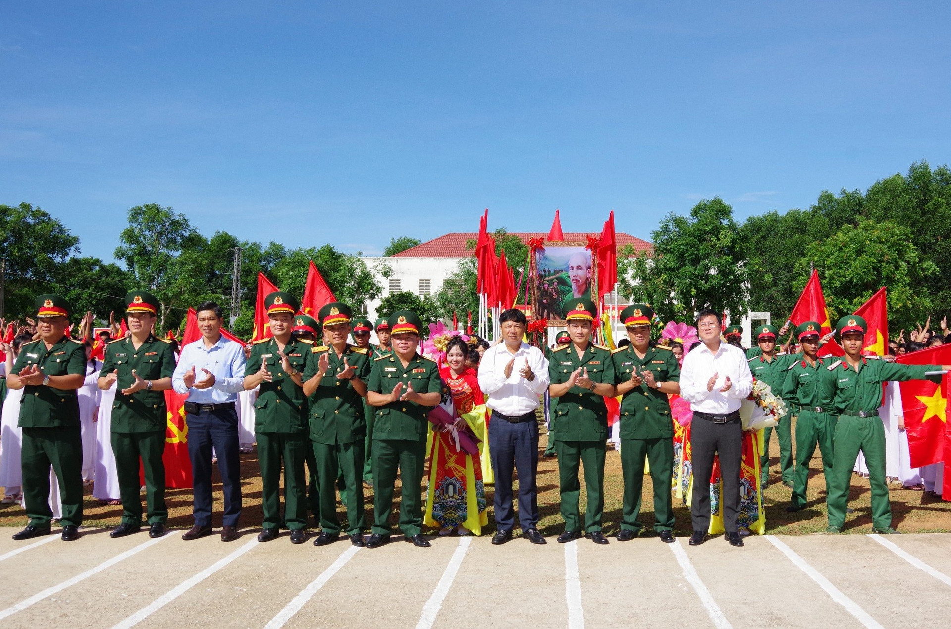 Đồng chí Lương Nguyễn Minh Triết, Ủy viên dự khuyết BCH Trung ương, Bí thư Tỉnh ủy, Bi thư Đảng ủy Quân sự tỉnh động viên cán bộ, chiến sĩ tại Lễ tuyên thệ chiến sĩ mới năm 2024